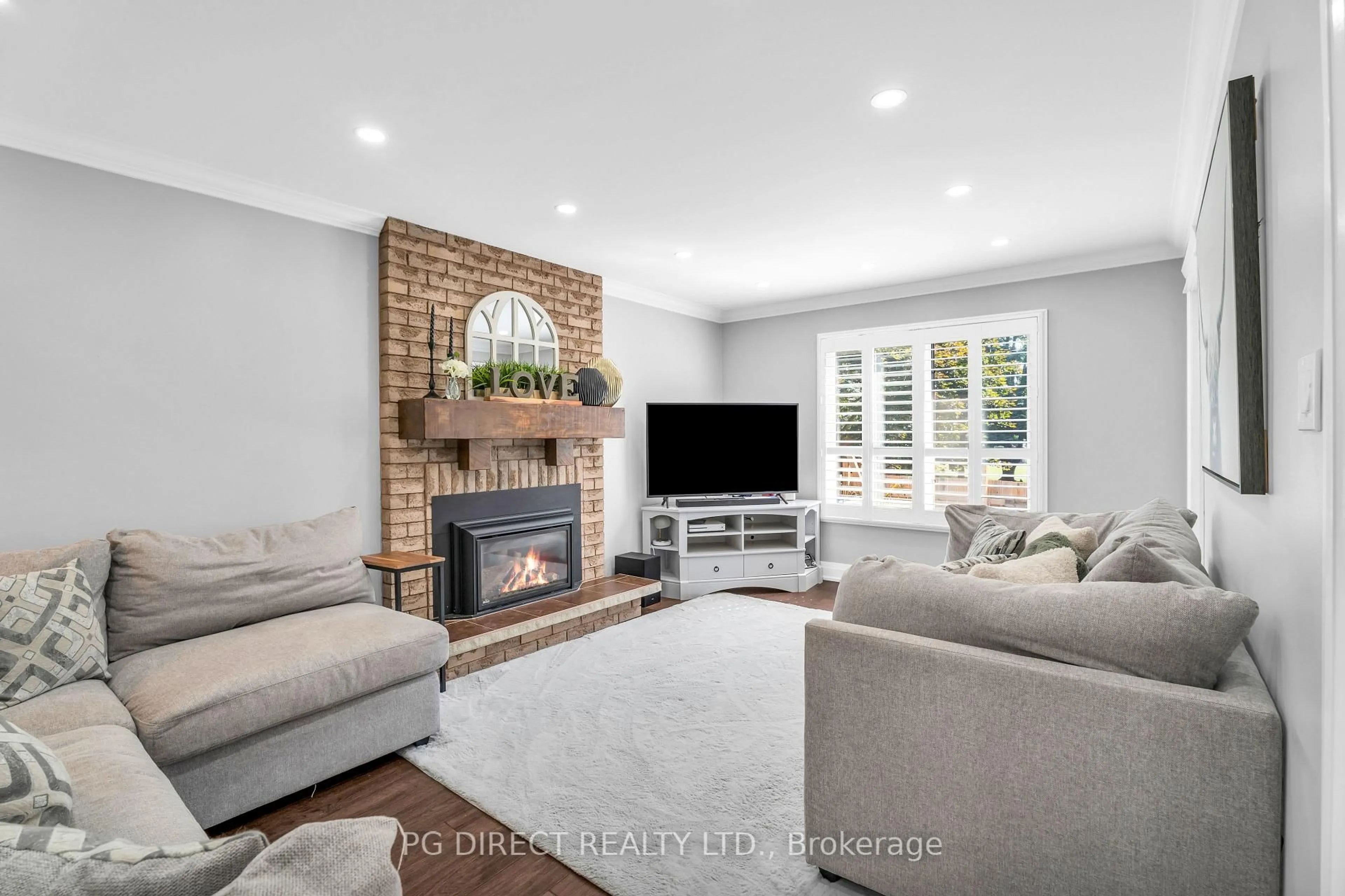 Living room with furniture, unknown for 12 Bayberry Rd, Mono Ontario L9W 6G6