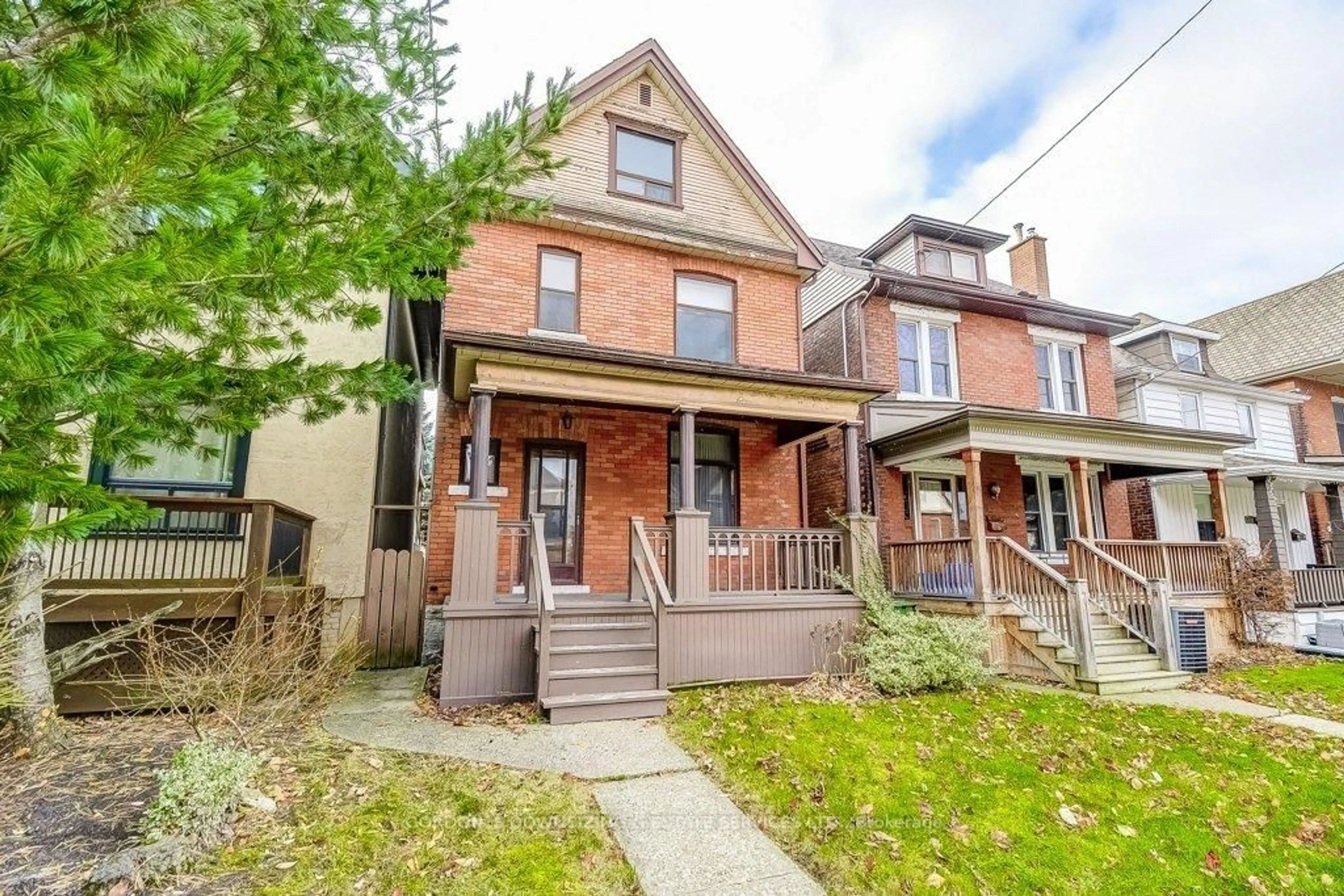 Home with brick exterior material, street for 133 Homewood Ave, Hamilton Ontario L8P 2M6