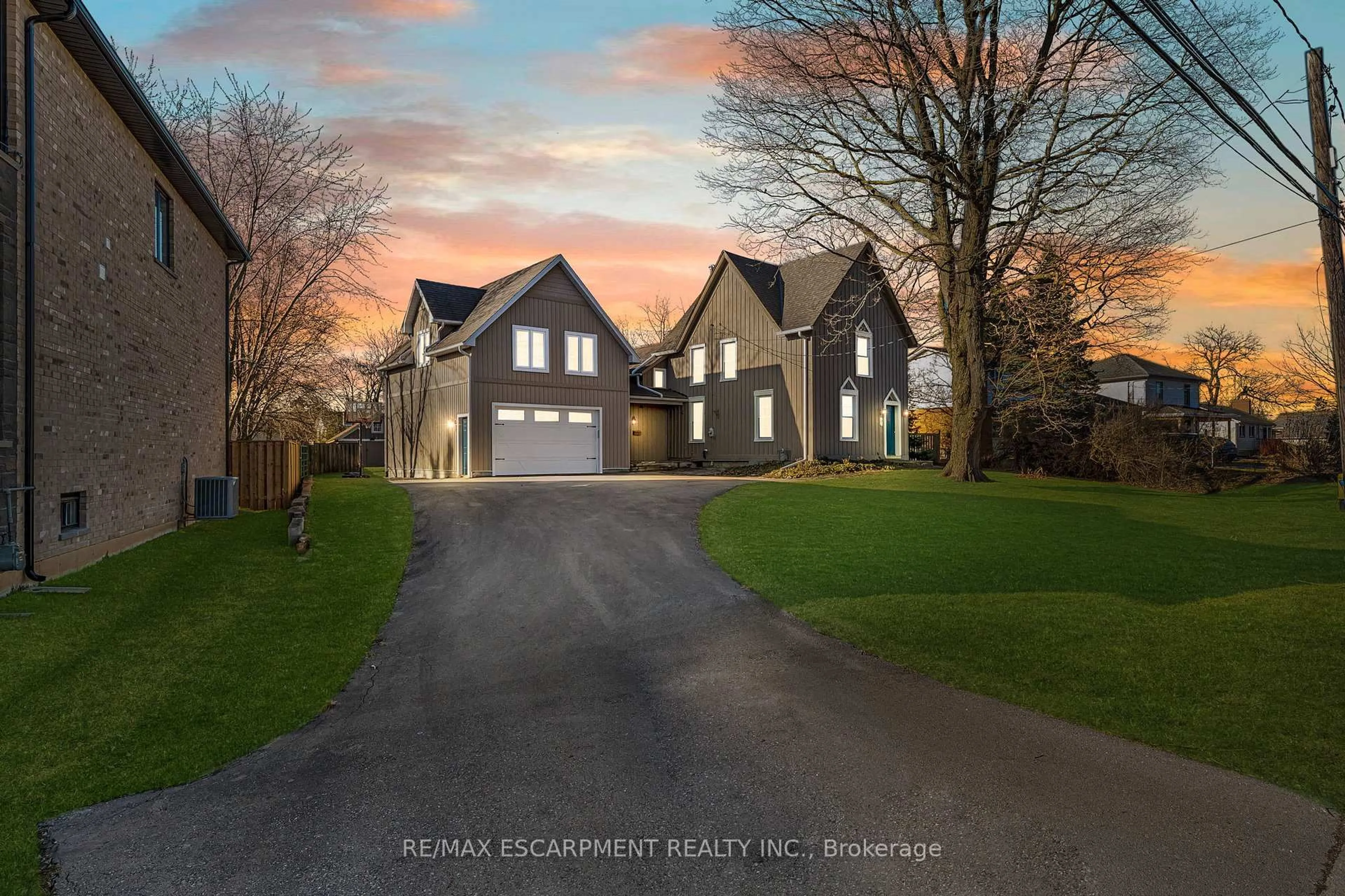 A pic from outside/outdoor area/front of a property/back of a property/a pic from drone, street for 124 Colver St, West Lincoln Ontario L0R 2A0