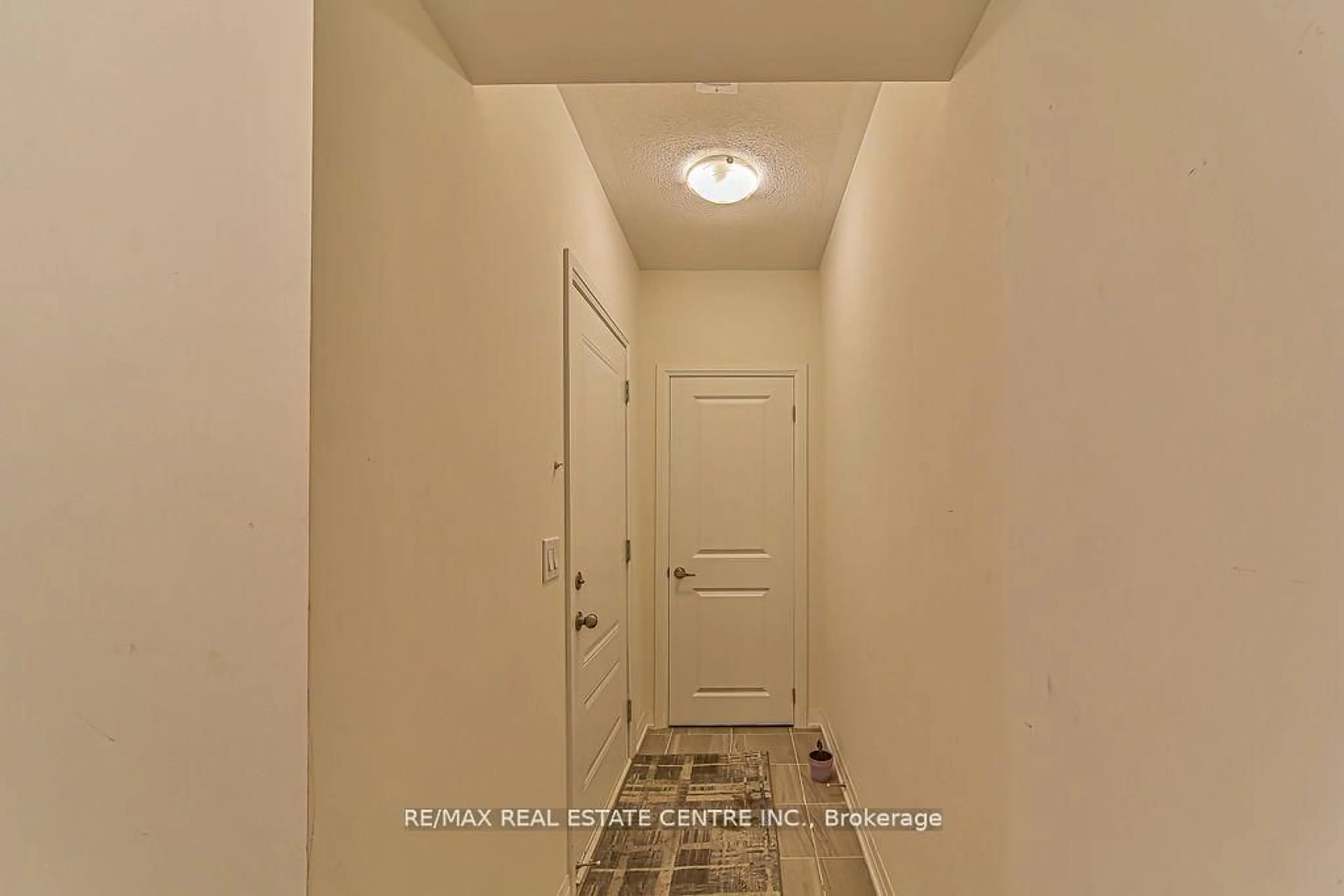 Indoor entryway for 585 Colborne St #902, Brantford Ontario N3S 0K4