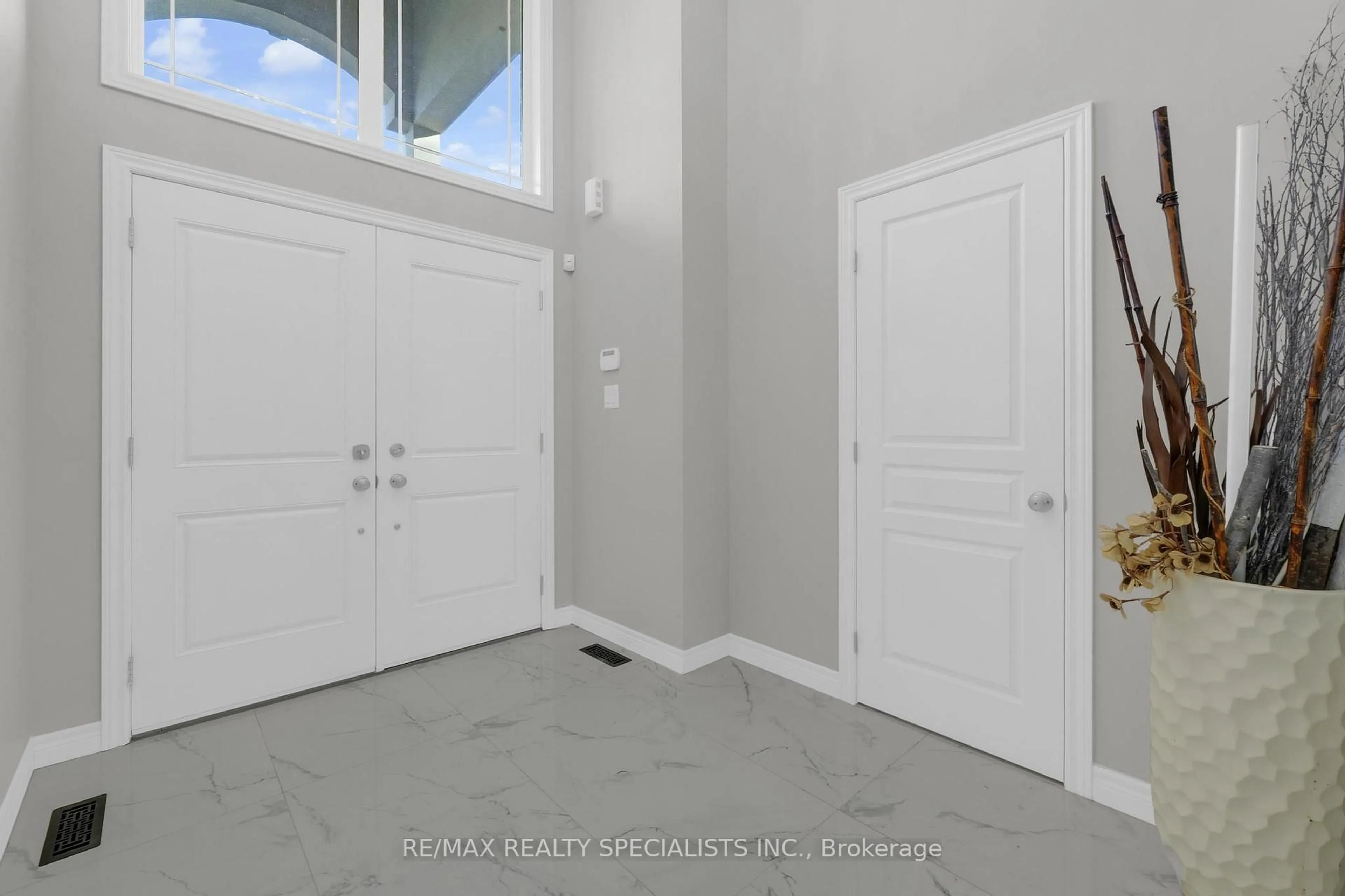 Indoor entryway for 41 Donland Ave, Grimsby Ontario L3M 1M1