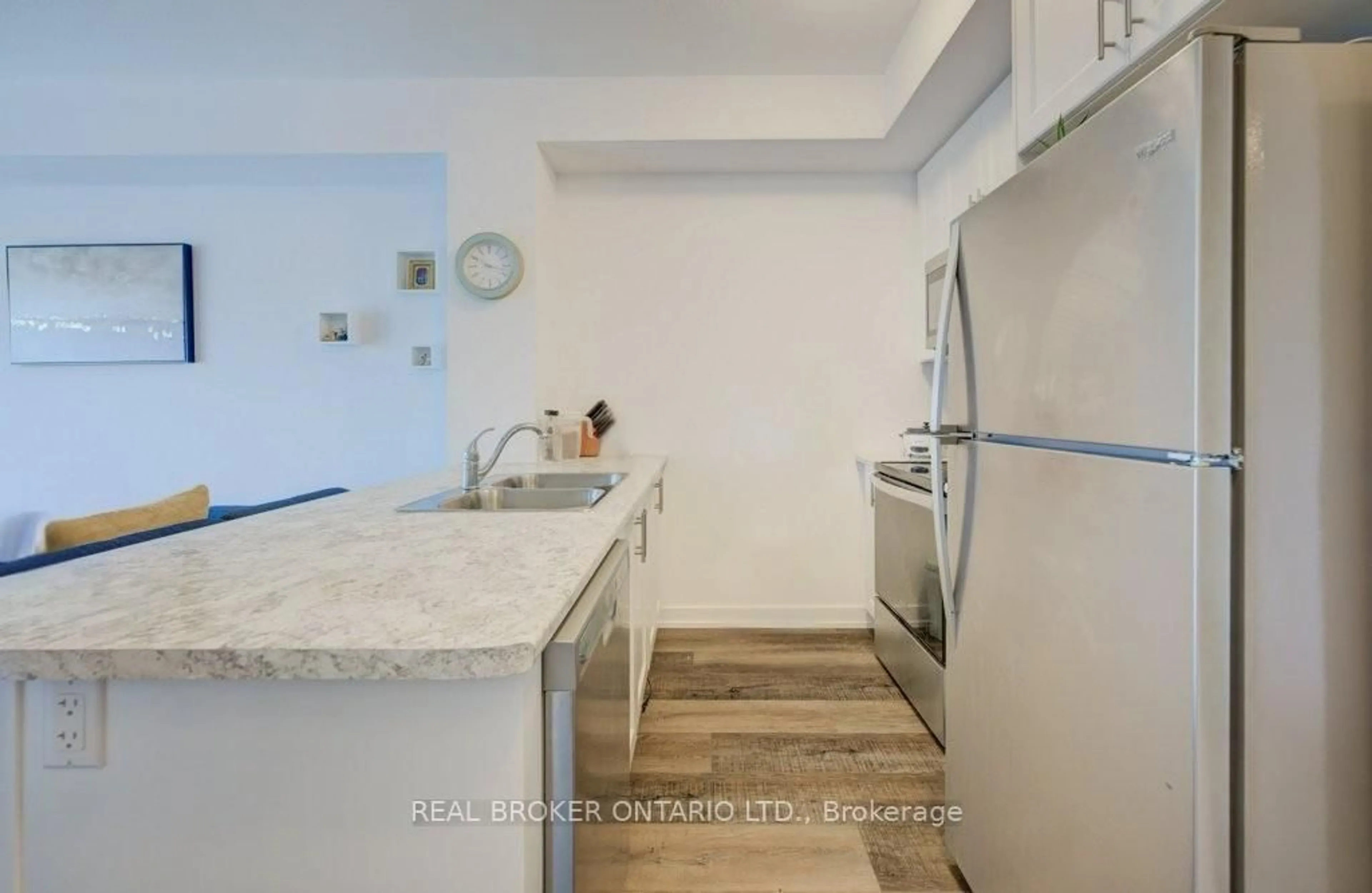 Standard kitchen, ceramic/tile floor for 460 Dundas St #1108, Hamilton Ontario L0R 2H4