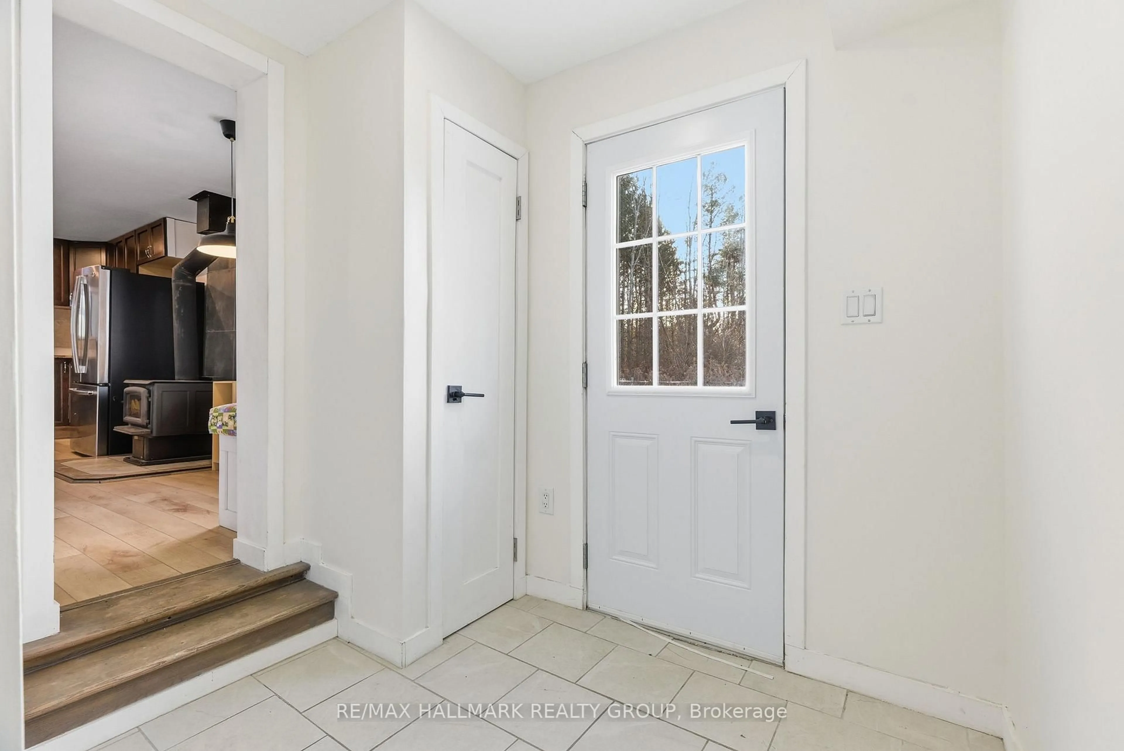 Indoor entryway for 10450 Clark Rd, North Dundas Ontario K0E 1S0