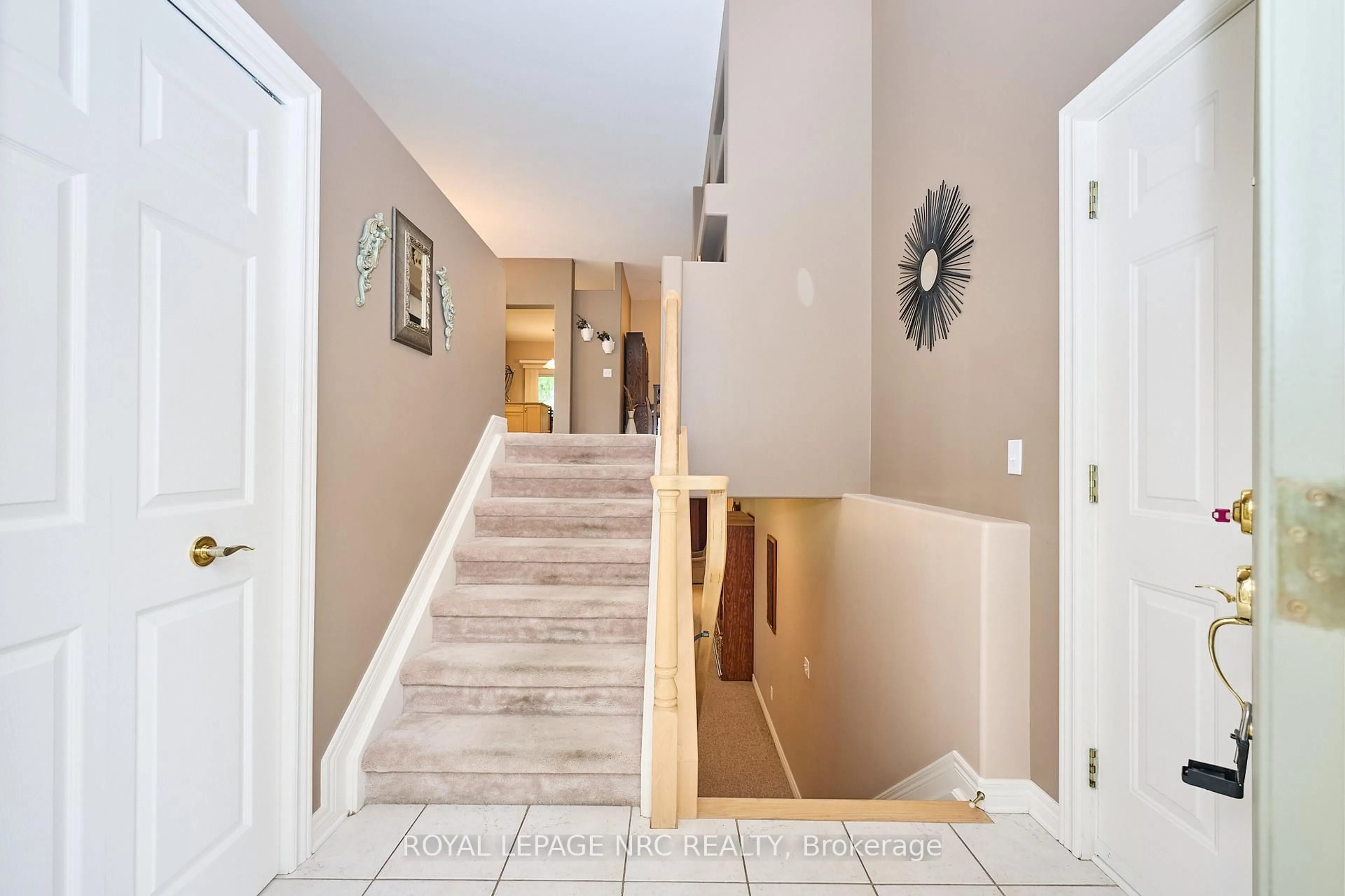 Indoor entryway for 3393 Stanton Crt, Lincoln Ontario L0R 2E0