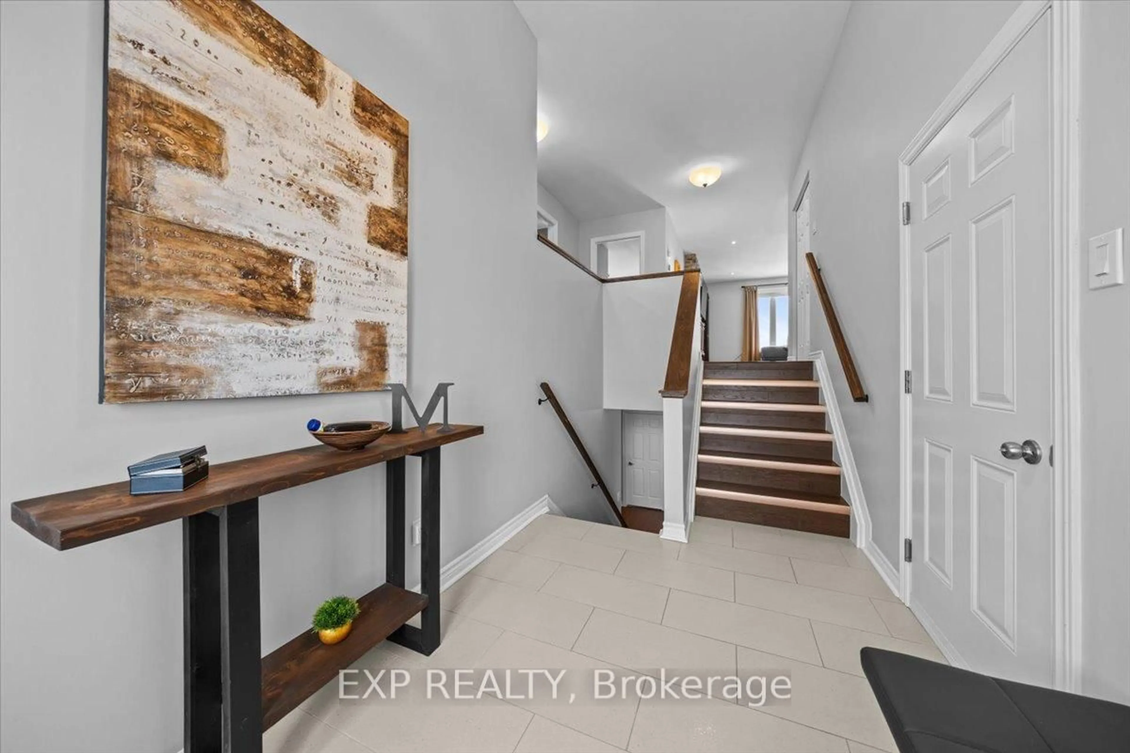 Indoor entryway for 883 Oceane St, The Nation Ontario K0A 2M0