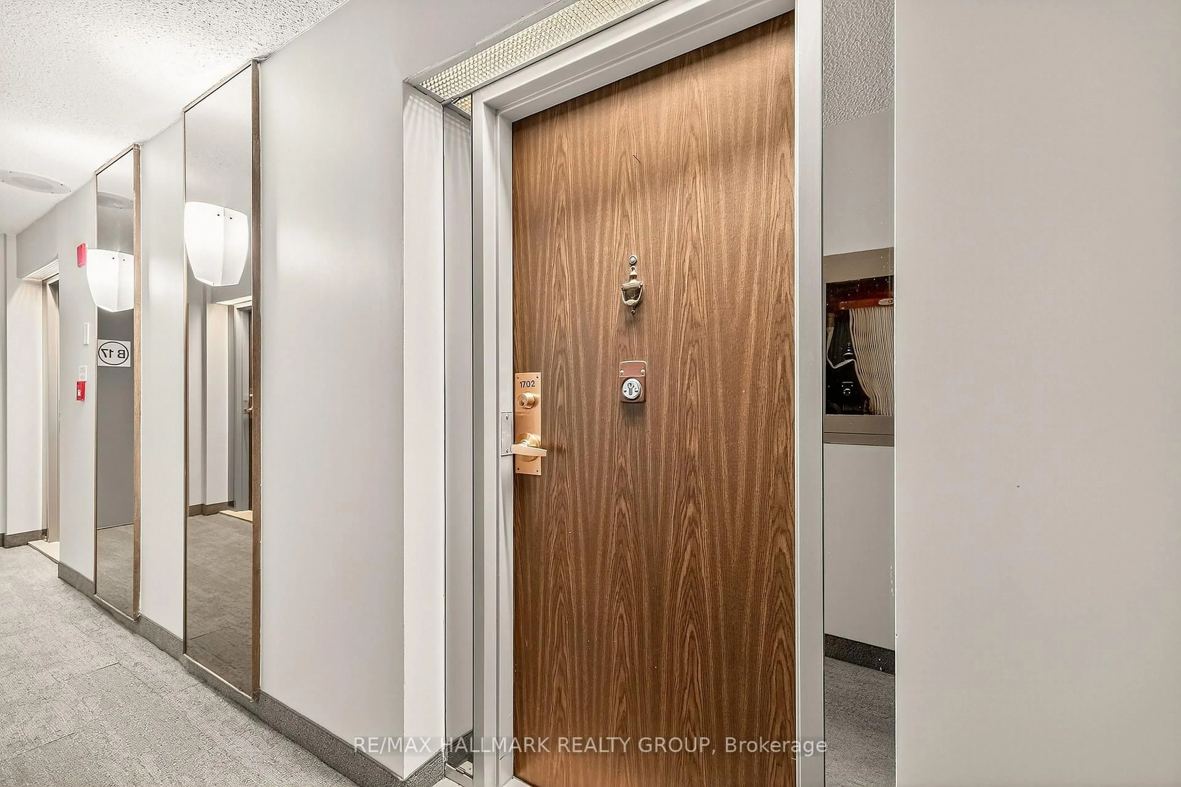 Indoor foyer for 1195 Richmond Rd #1702, Ottawa Ontario K2B 8E4