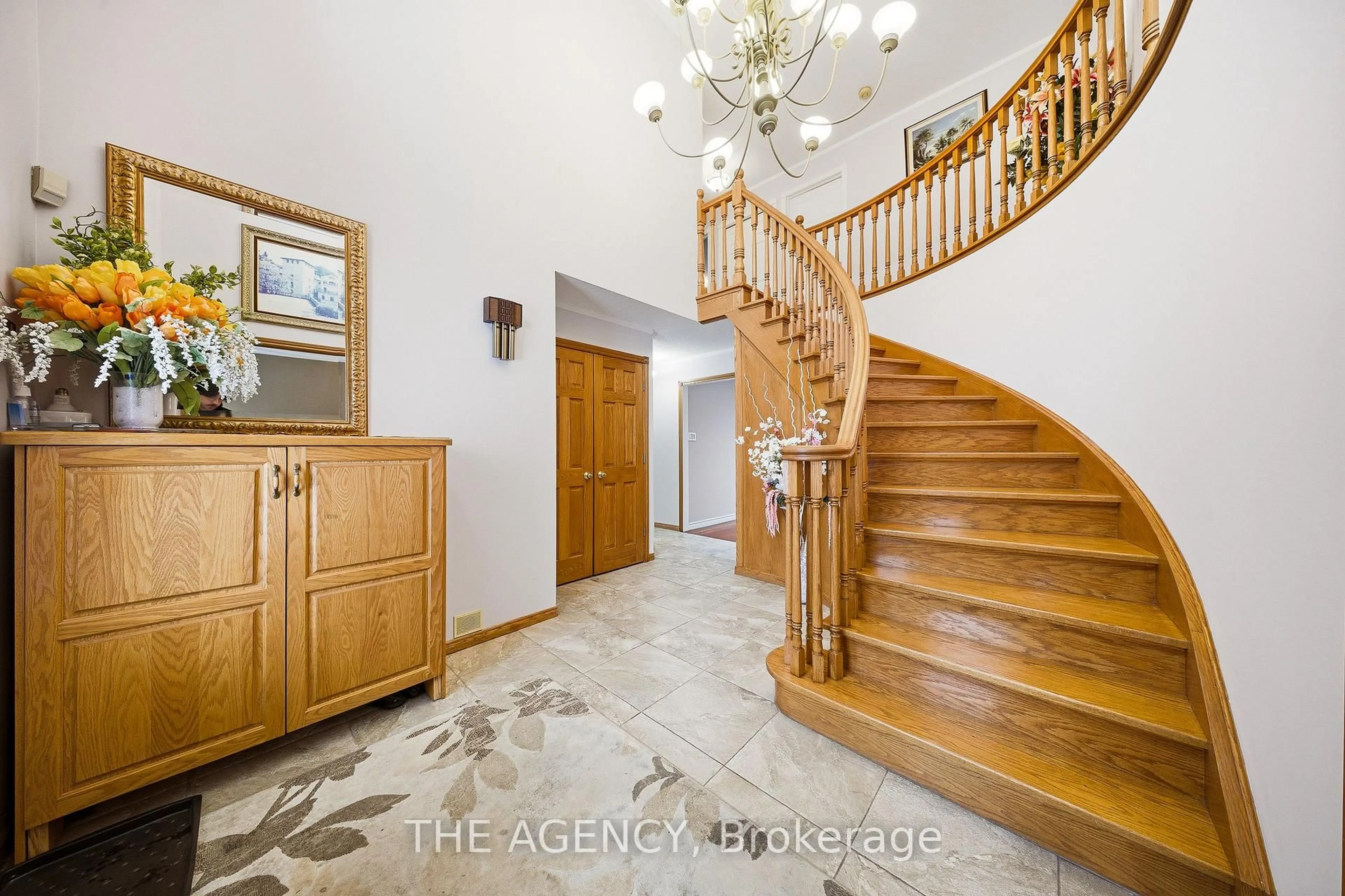 Indoor foyer for 47 Burnt Ember Crt, Kitchener Ontario N2A 3X3