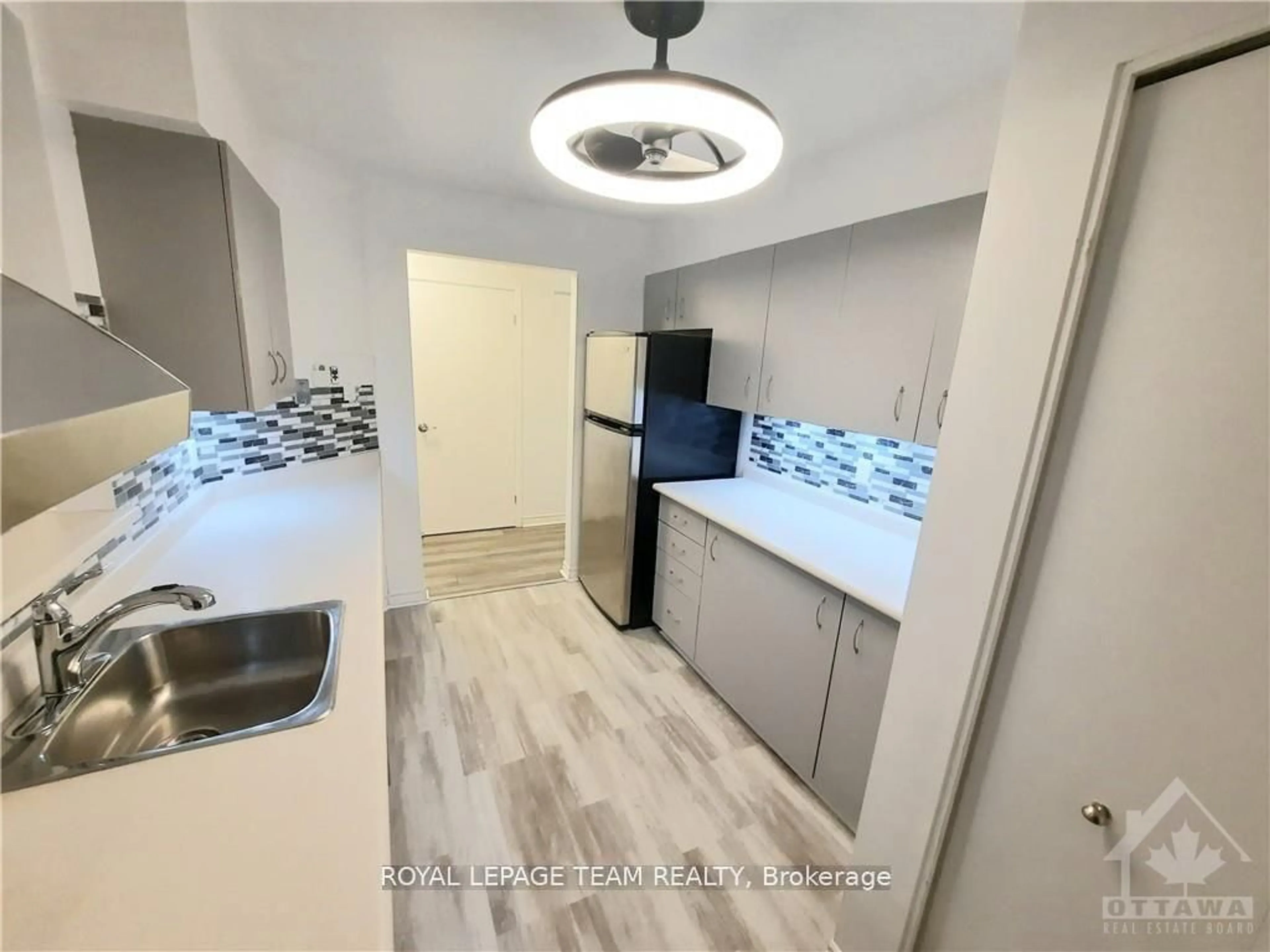 Standard kitchen, ceramic/tile floor for 213 316 LORRY GREENBERG Dr, Ottawa Ontario K1T 2P4