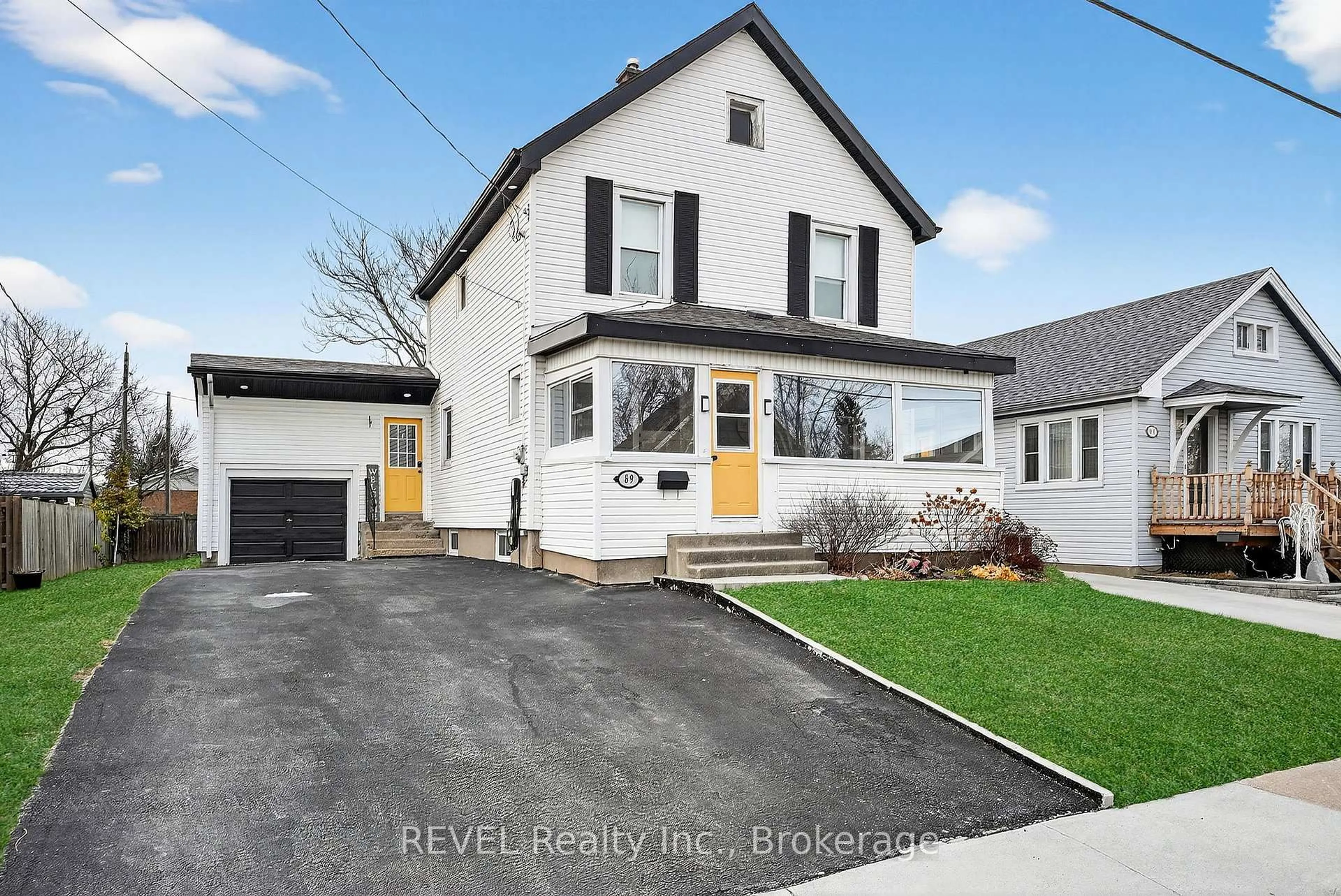 Home with vinyl exterior material, street for 89 Queen St, Thorold Ontario L2V 2R4