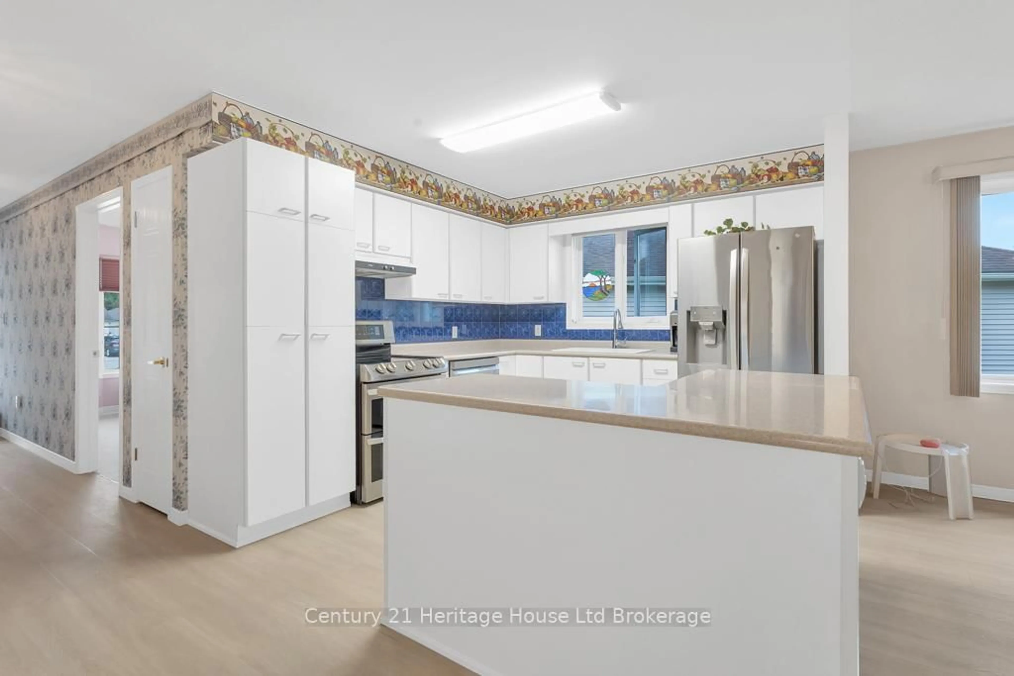 Contemporary kitchen, ceramic/tile floor for 14 McDonald Crt, Tillsonburg Ontario N4G 5L8