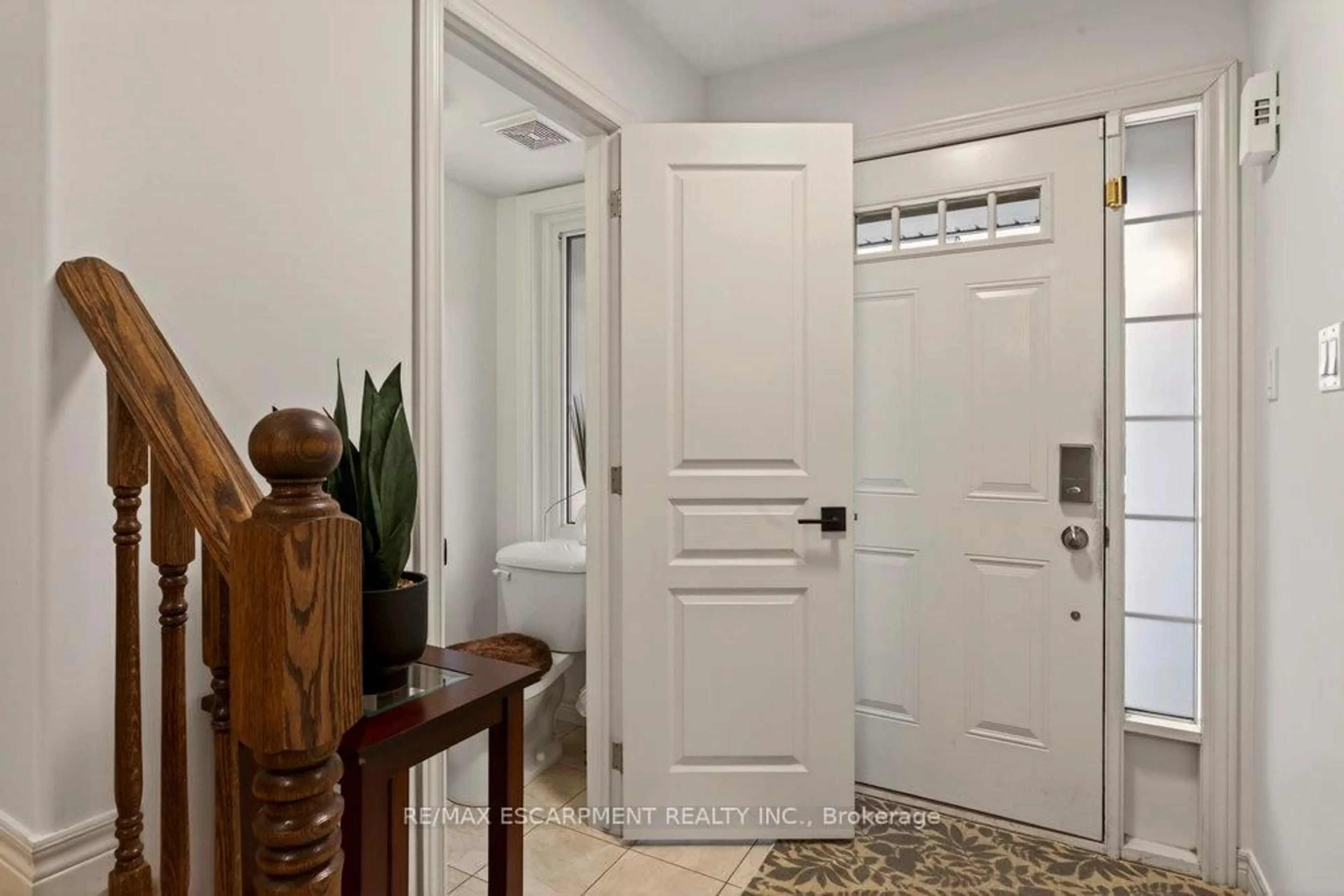 Indoor entryway for 105 DONALD BELL Dr, Hamilton Ontario L0R 1C0