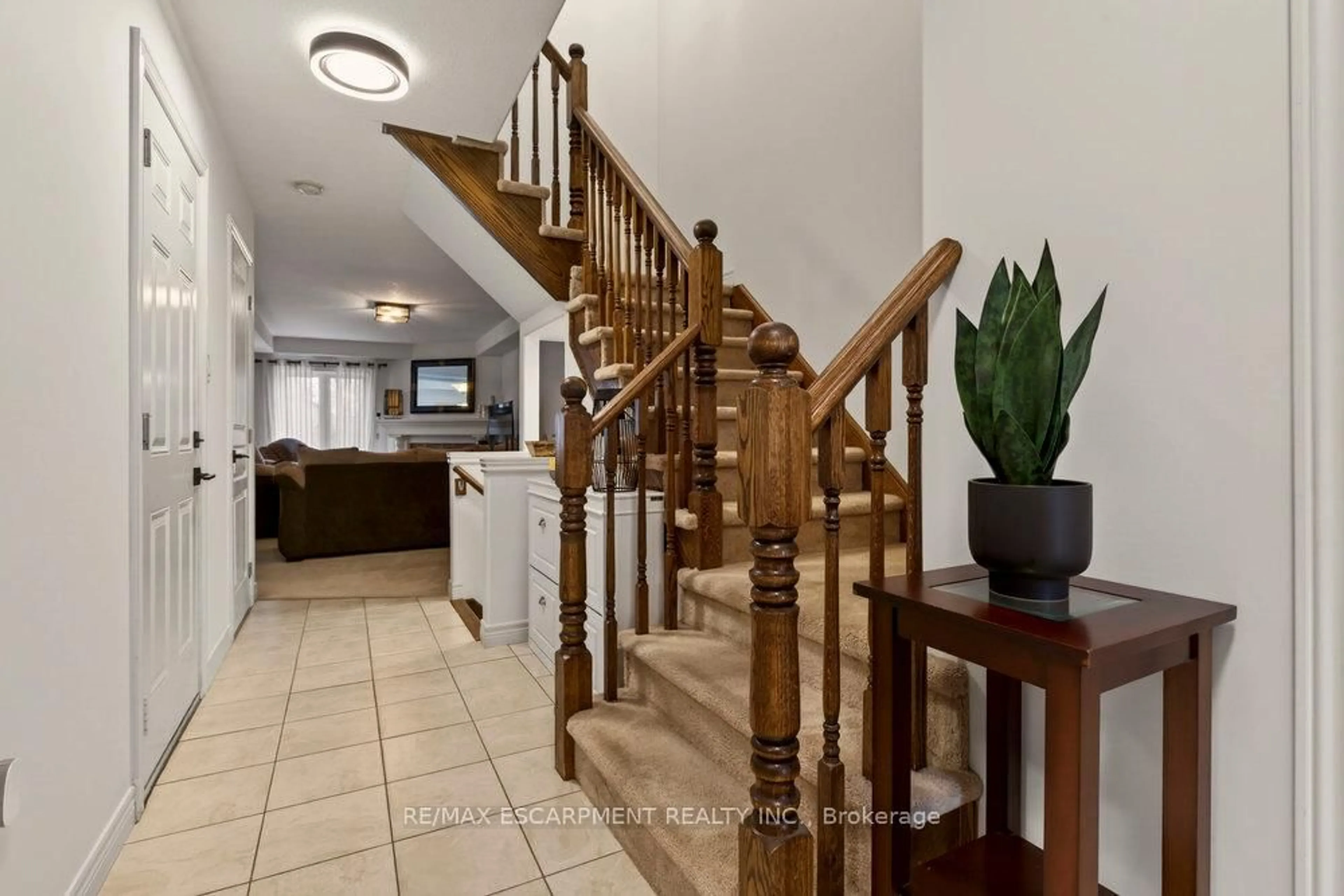 Indoor foyer for 105 DONALD BELL Dr, Hamilton Ontario L0R 1C0