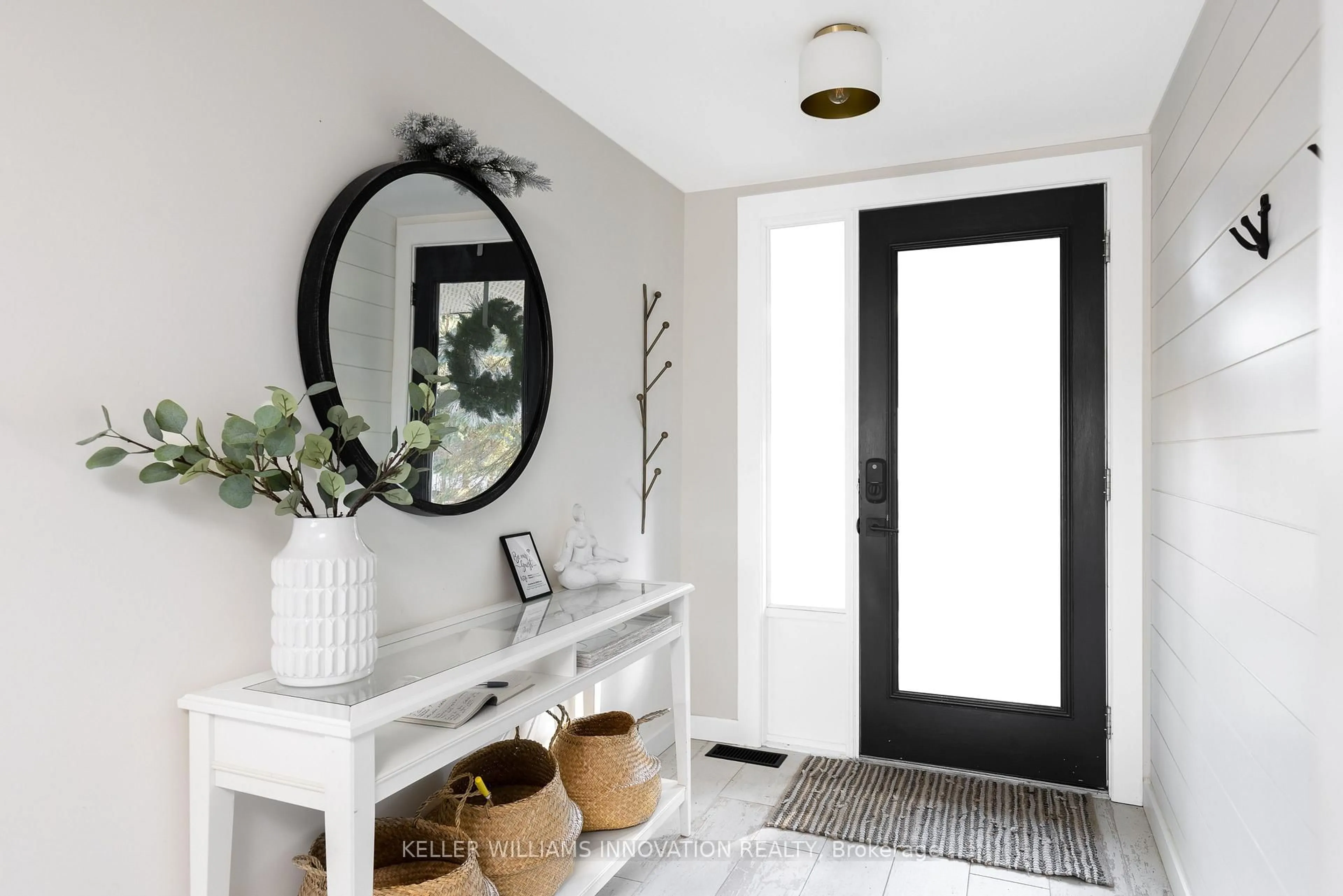 Indoor entryway for 2872 Muskoka Road 118, Muskoka Lakes Ontario P0B 1J0