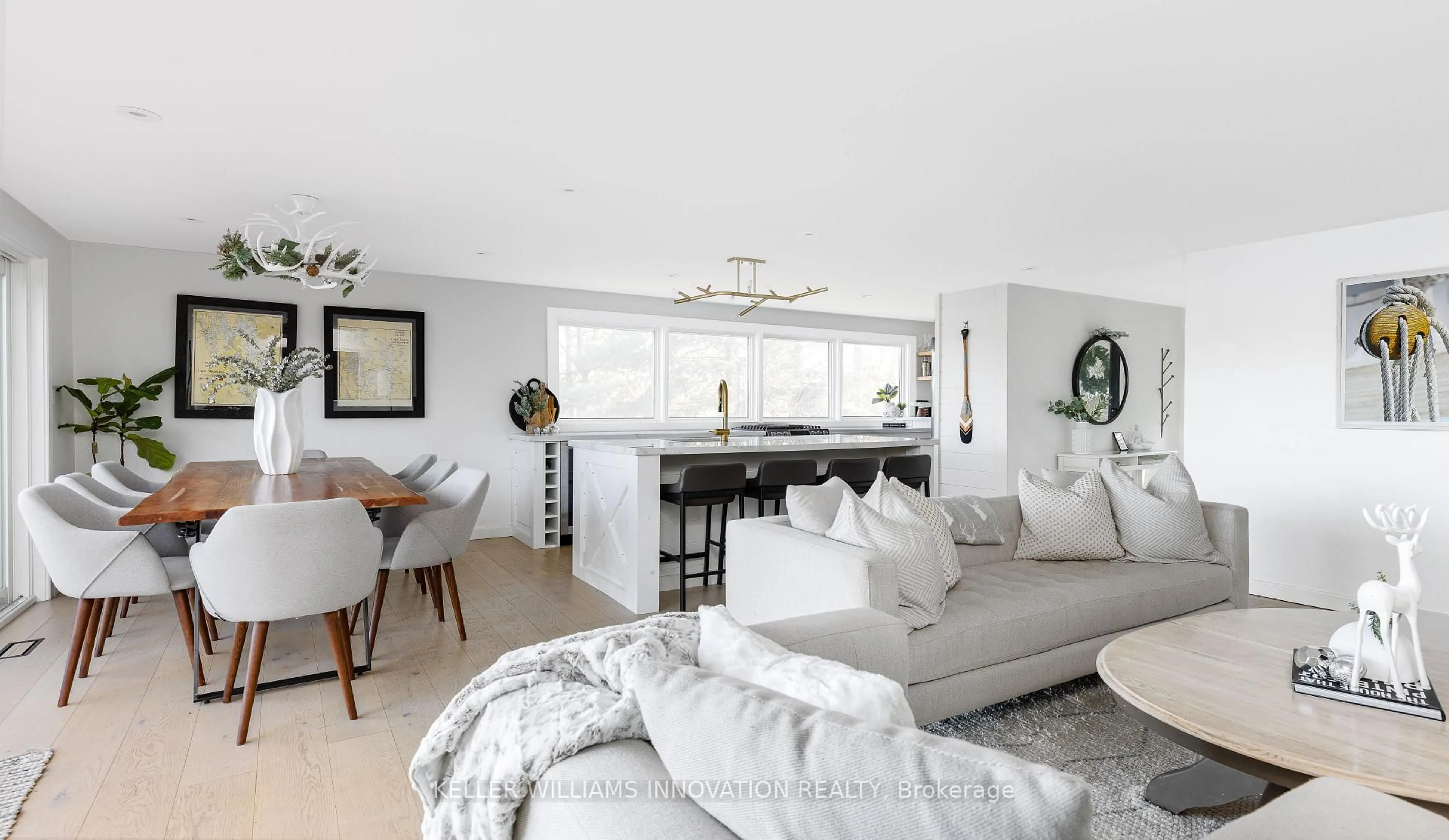 Living room with furniture, unknown for 2872 Muskoka Road 118, Muskoka Lakes Ontario P0B 1J0