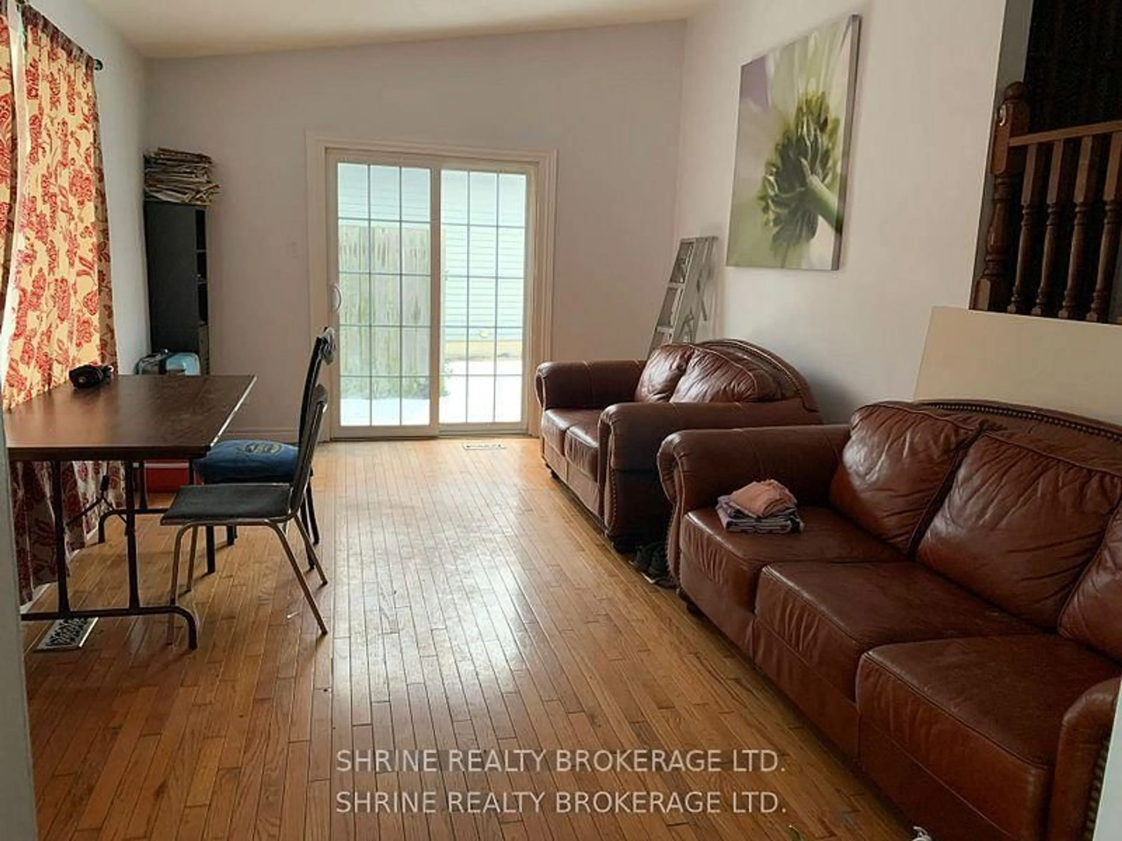 Living room with furniture, wood/laminate floor for 5 CAPRICE Cres, London East Ontario N5V 3L8