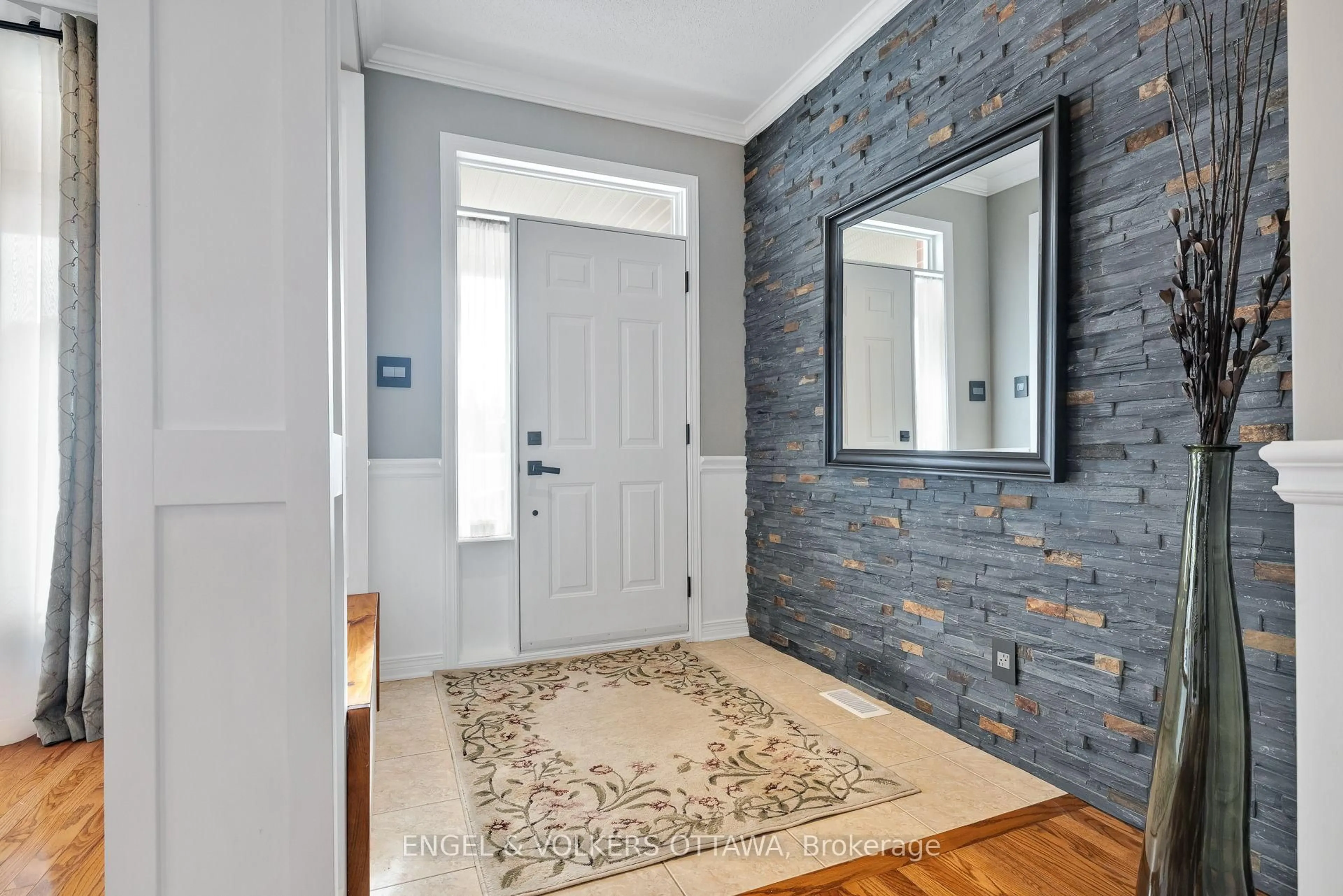 Indoor entryway for 823 Scala Ave, Orleans Ontario K4A 4M2