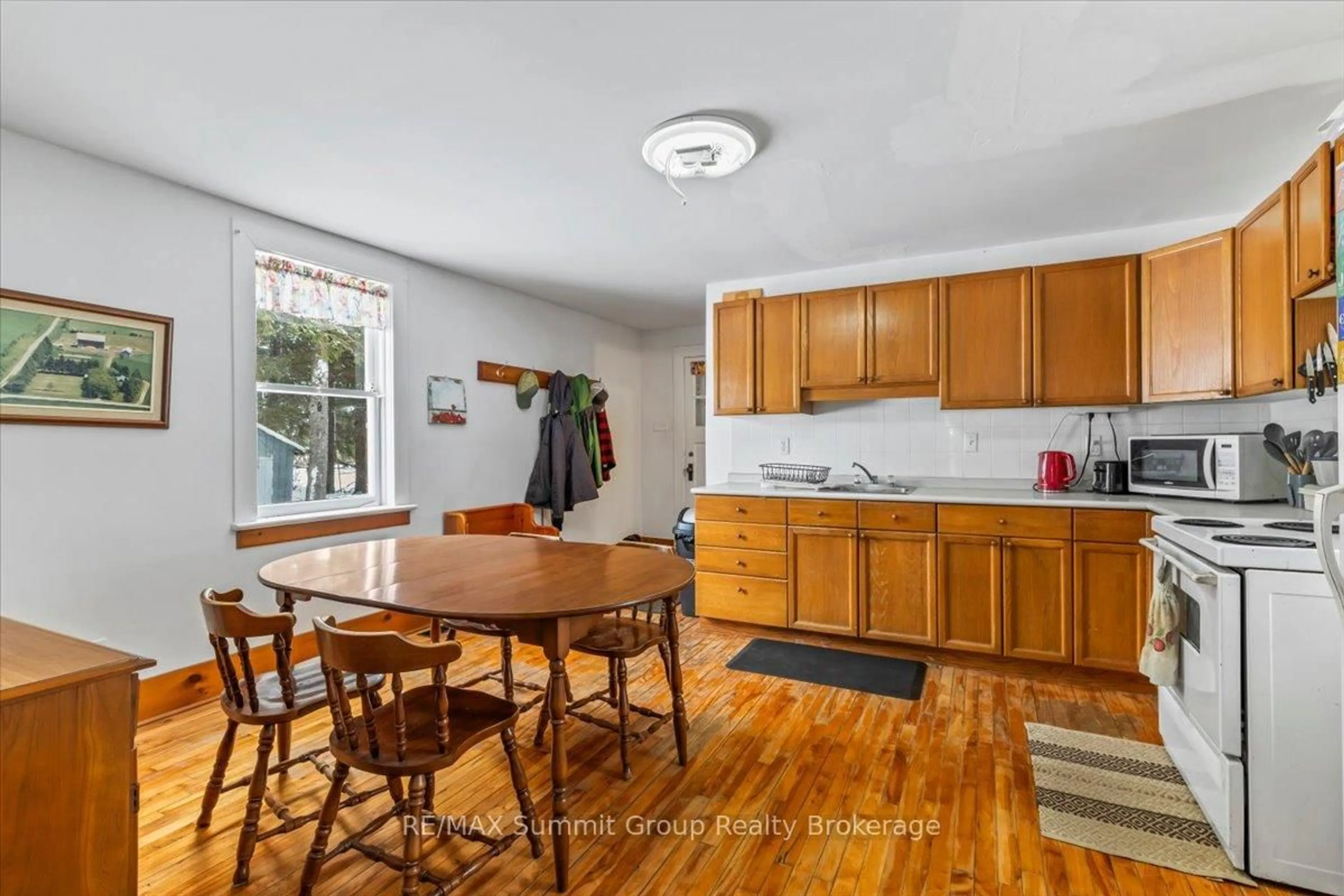 Standard kitchen, wood/laminate floor for 595181 4th Line, Blue Mountains Ontario N0H 2E0