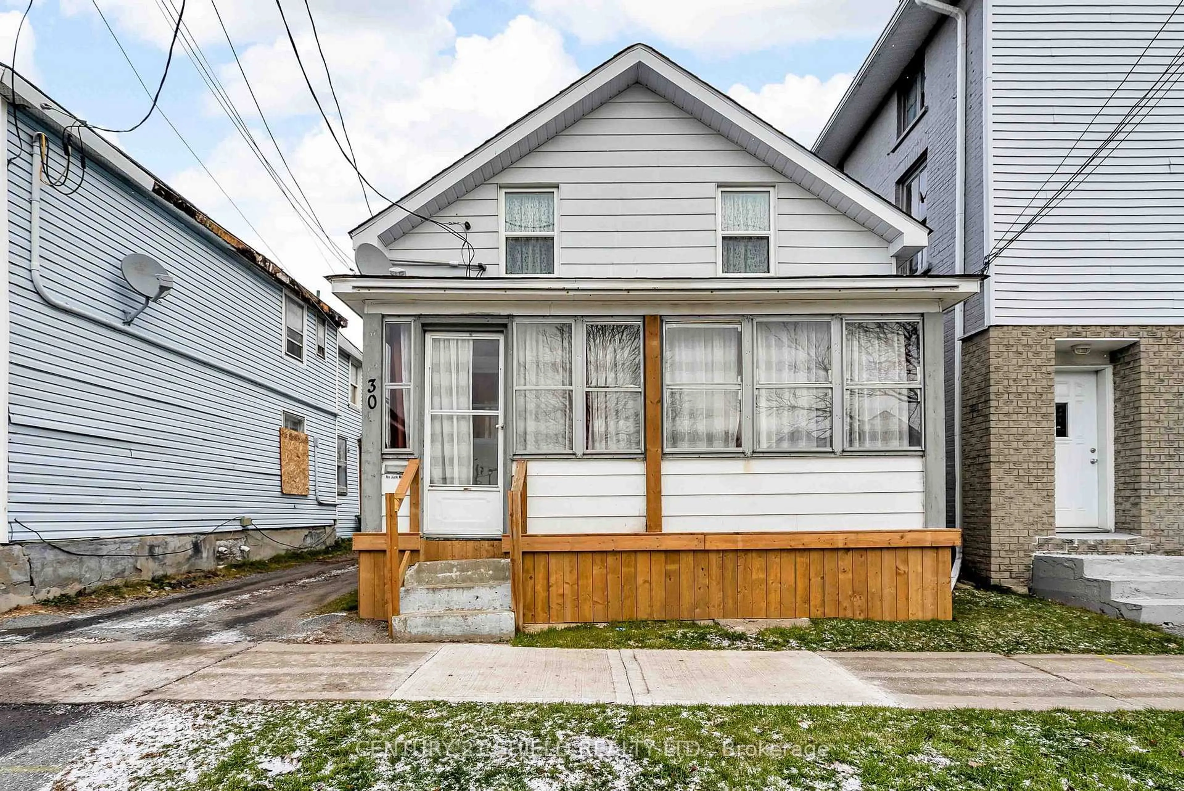 Home with vinyl exterior material, street for 30 Marlborough St, Cornwall Ontario K6H 3Z3