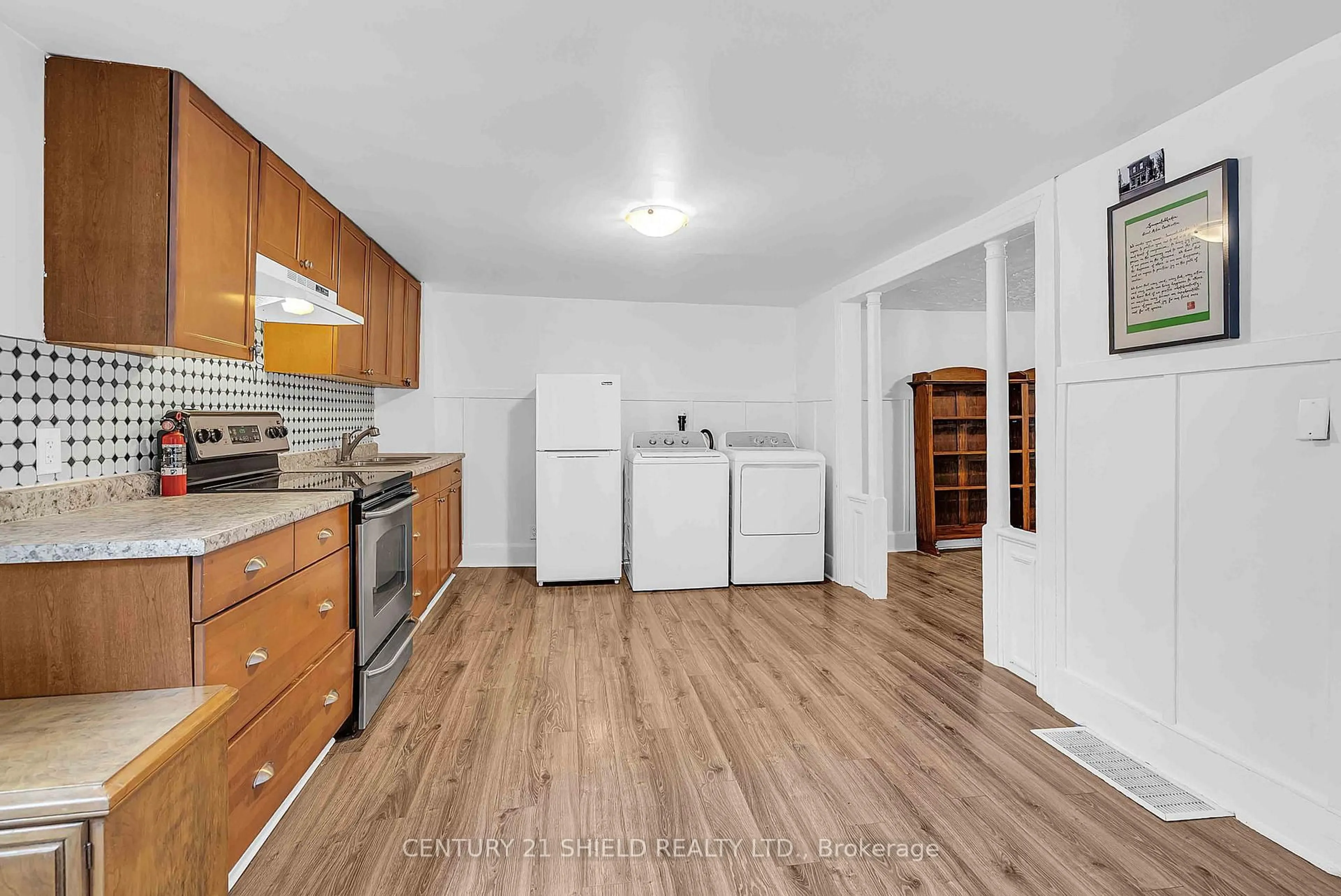 Standard kitchen, wood/laminate floor for 30 Marlborough St, Cornwall Ontario K6H 3Z3