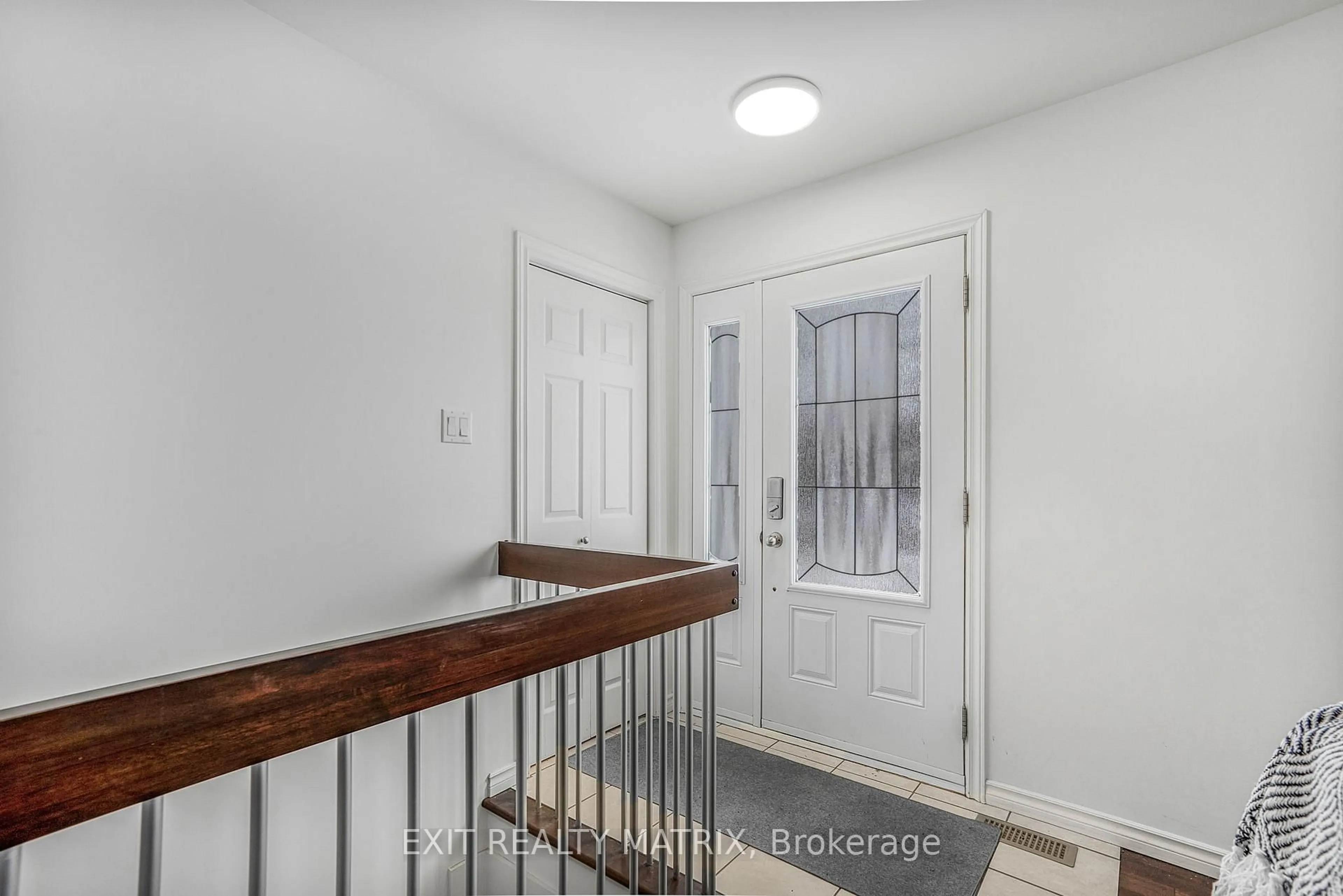 Indoor entryway for 156 Longueuil St, Champlain Ontario K0B 1K0