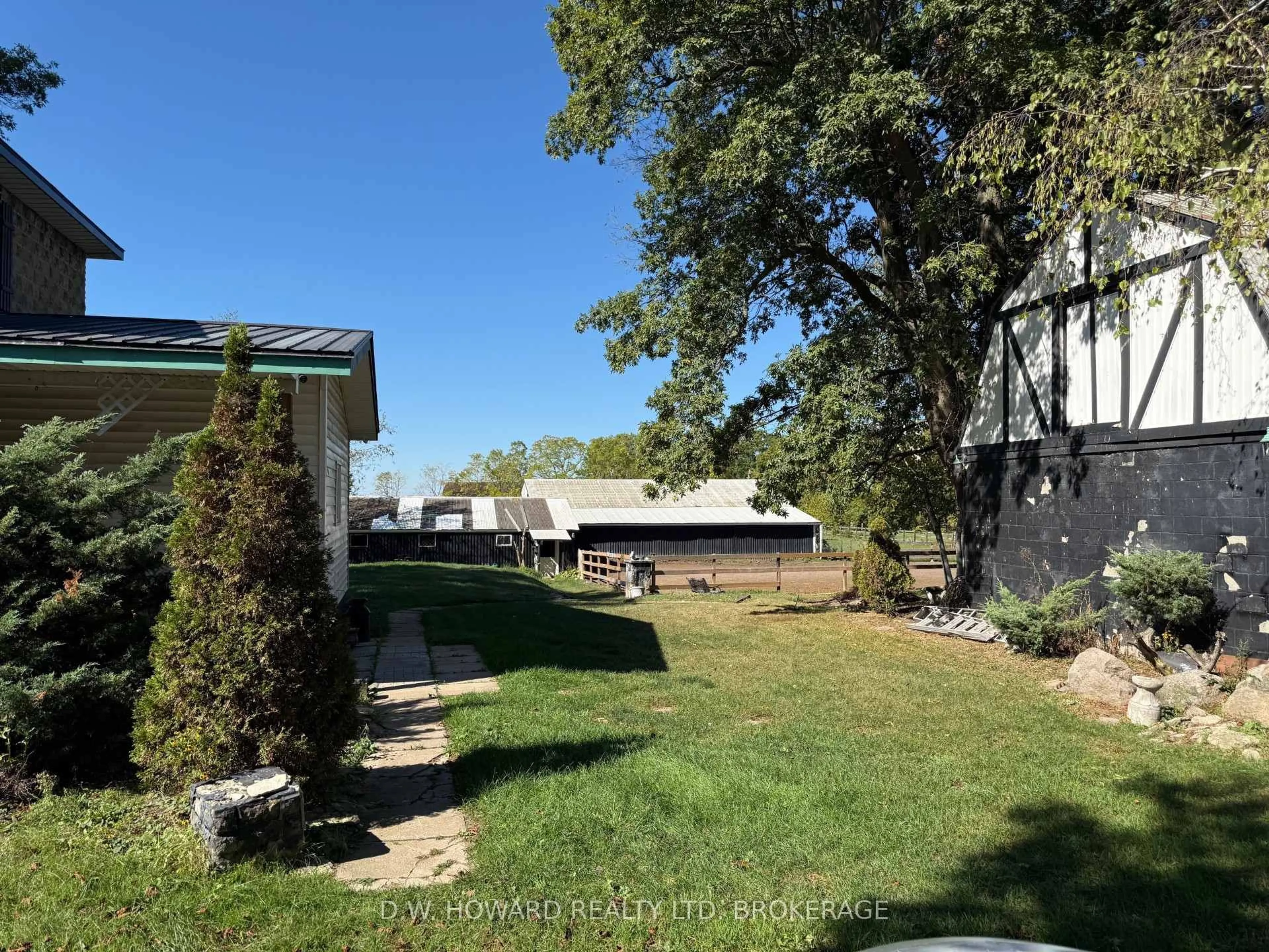 A pic from outside/outdoor area/front of a property/back of a property/a pic from drone, unknown for 3276 Bertie St, Fort Erie Ontario L0S 1N0