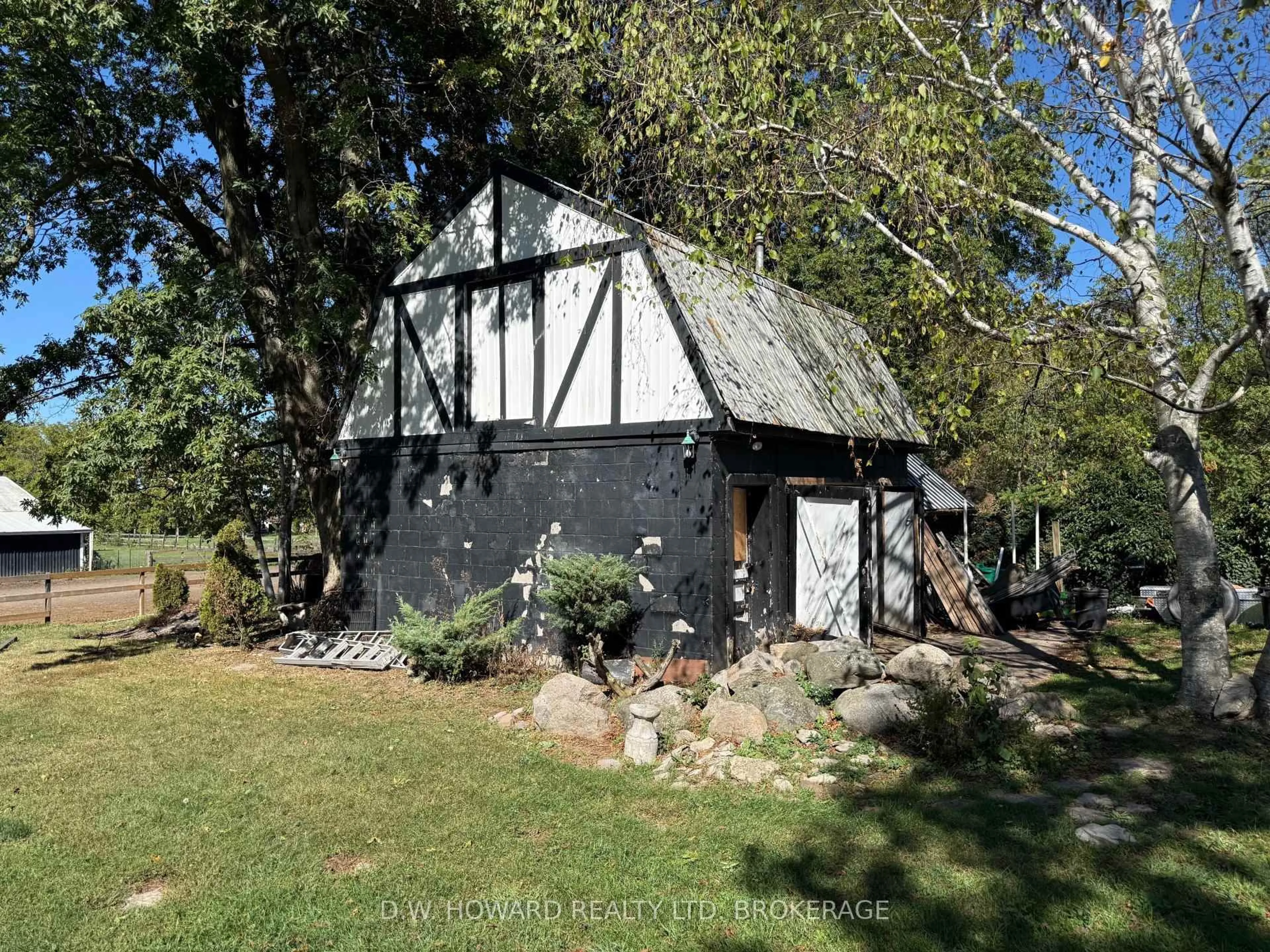 A pic from outside/outdoor area/front of a property/back of a property/a pic from drone, street for 3276 Bertie St, Fort Erie Ontario L0S 1N0