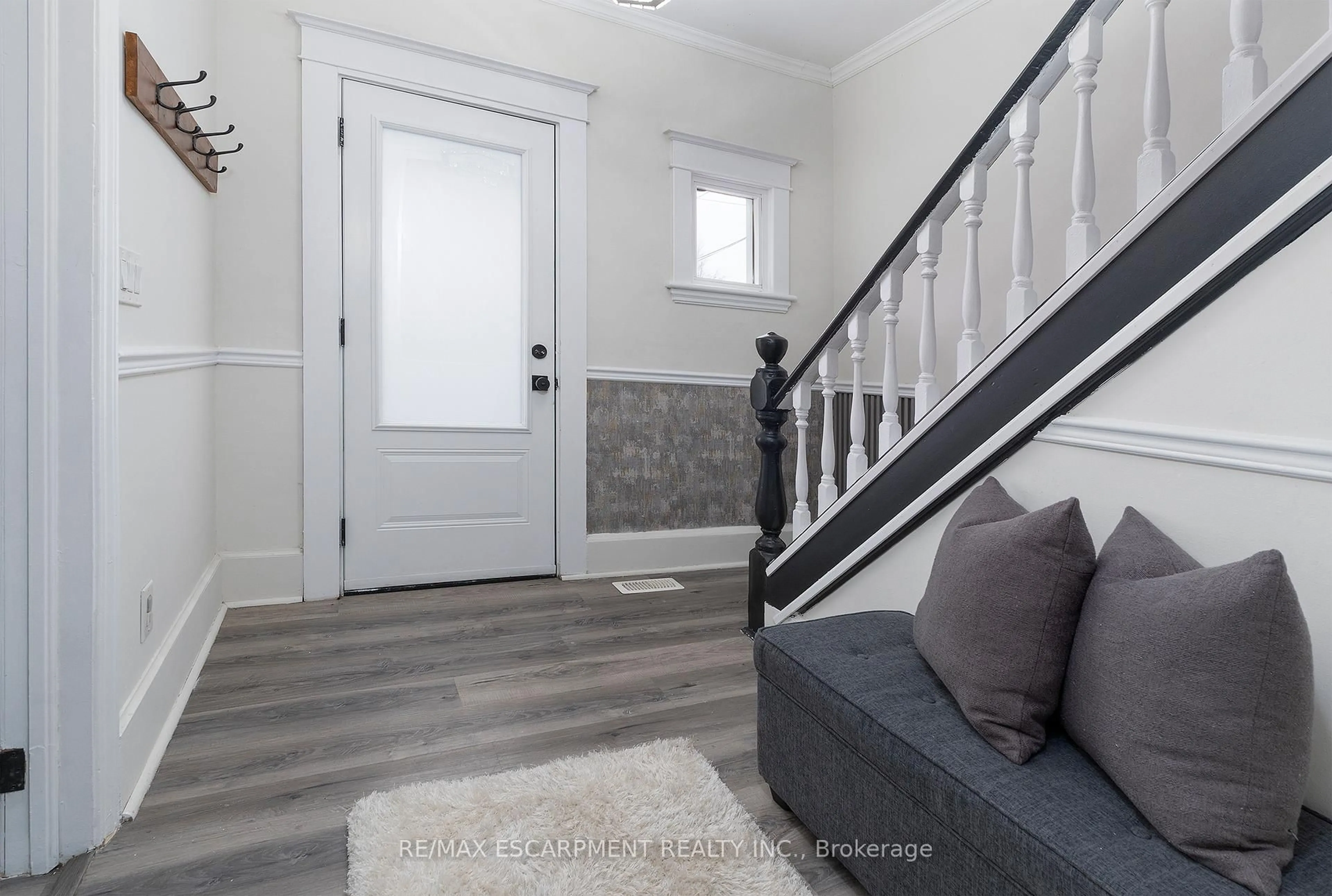 Indoor entryway for 50 Stapleton Ave, Hamilton Ontario L8H 3N5