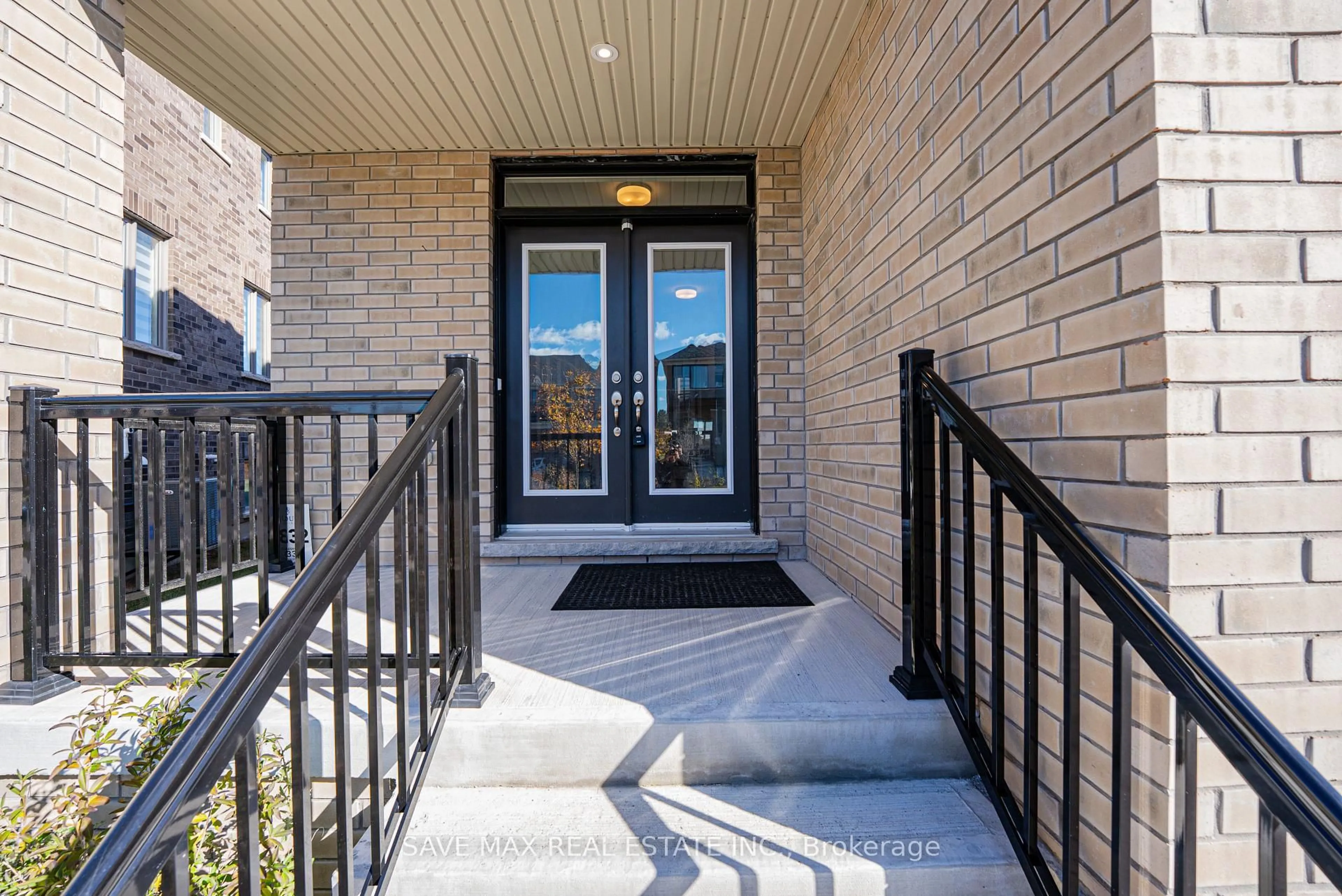 Indoor entryway for 533 Hornbeck St, Cobourg Ontario K9A 4A1