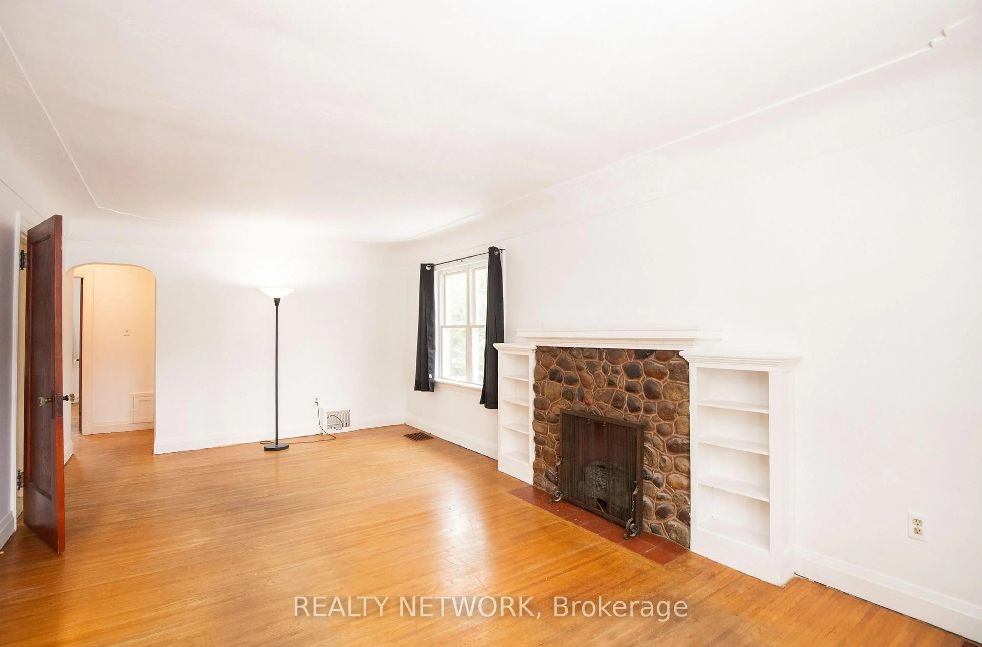 A pic of a room for 90 Osler Dr, Hamilton Ontario L9H 4B5