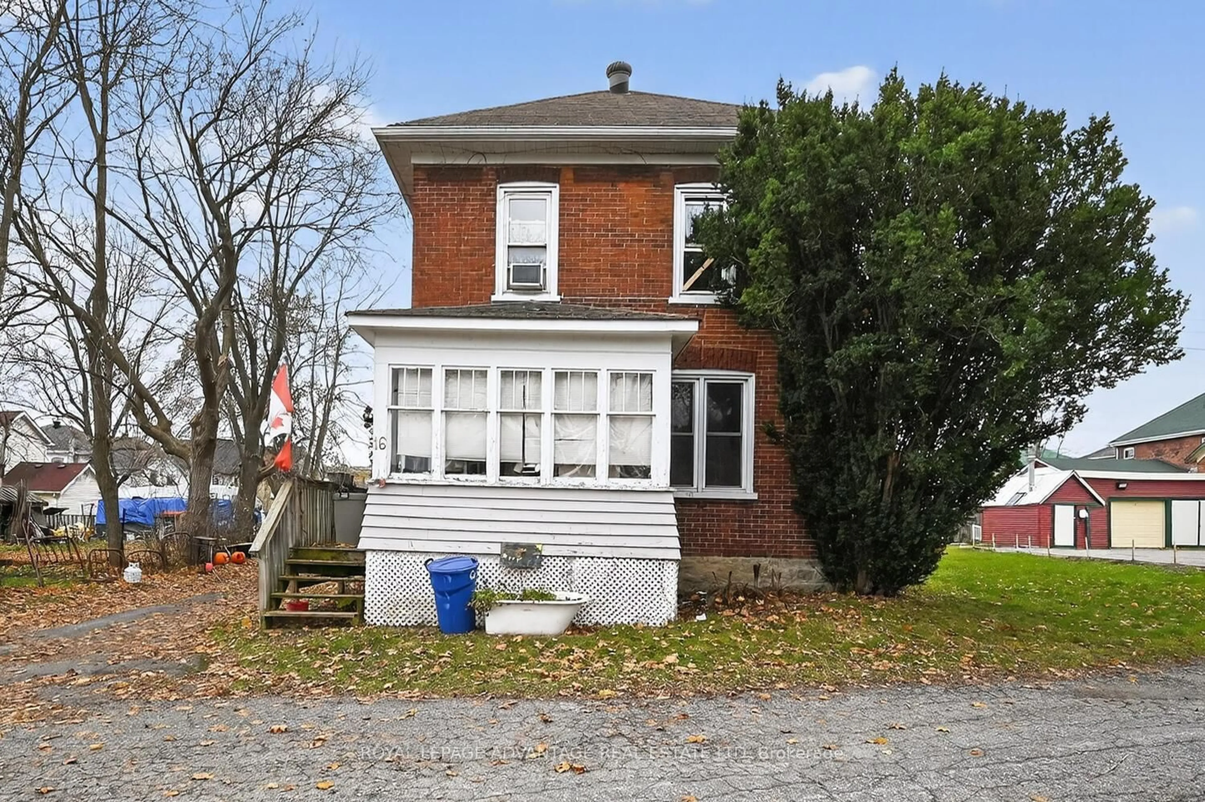 Home with brick exterior material, building for 16 Mary St, Smiths Falls Ontario K7A 3R8