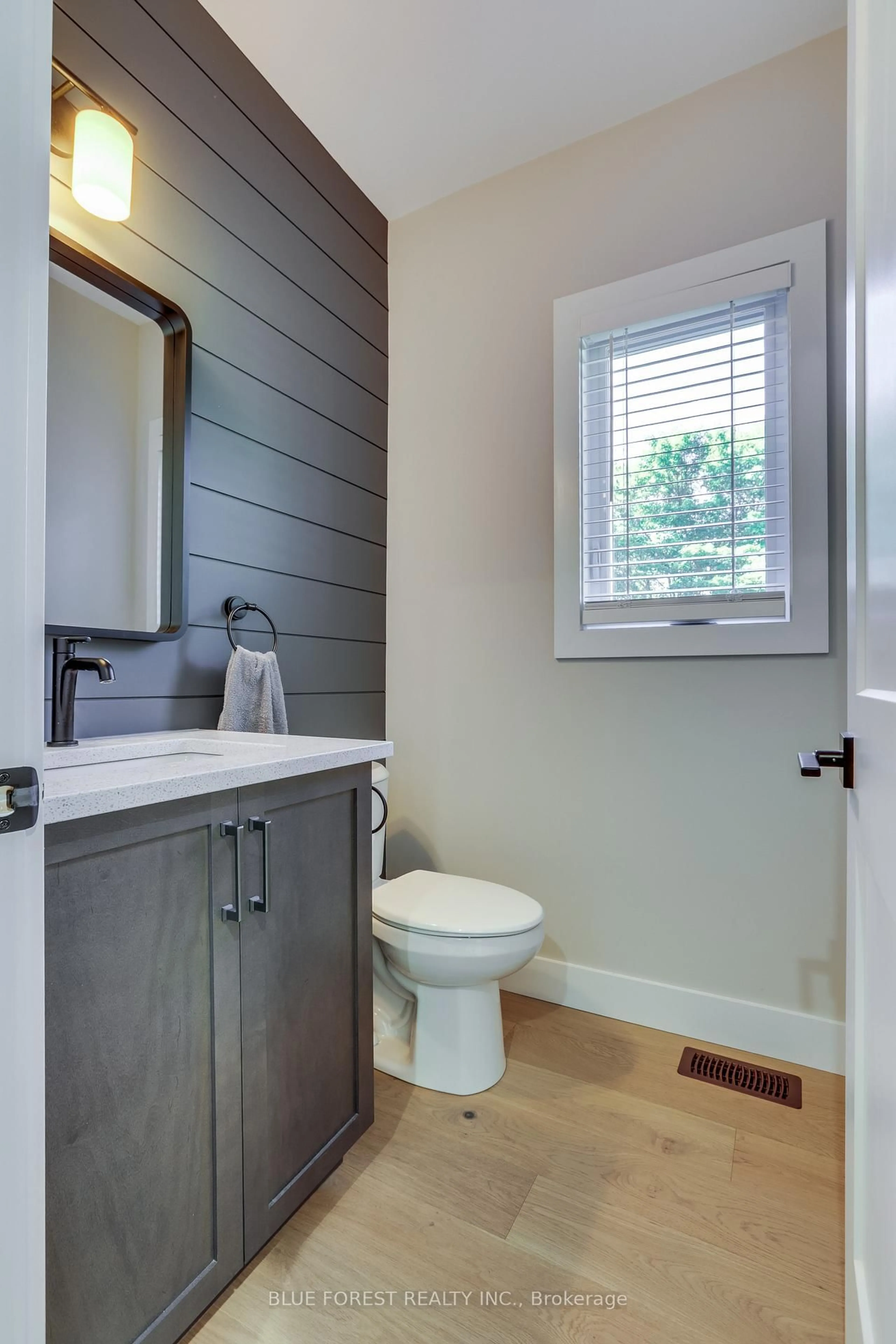 Contemporary bathroom, unknown for 146 CONCESSION St, Ingersoll Ontario N5C 3K8