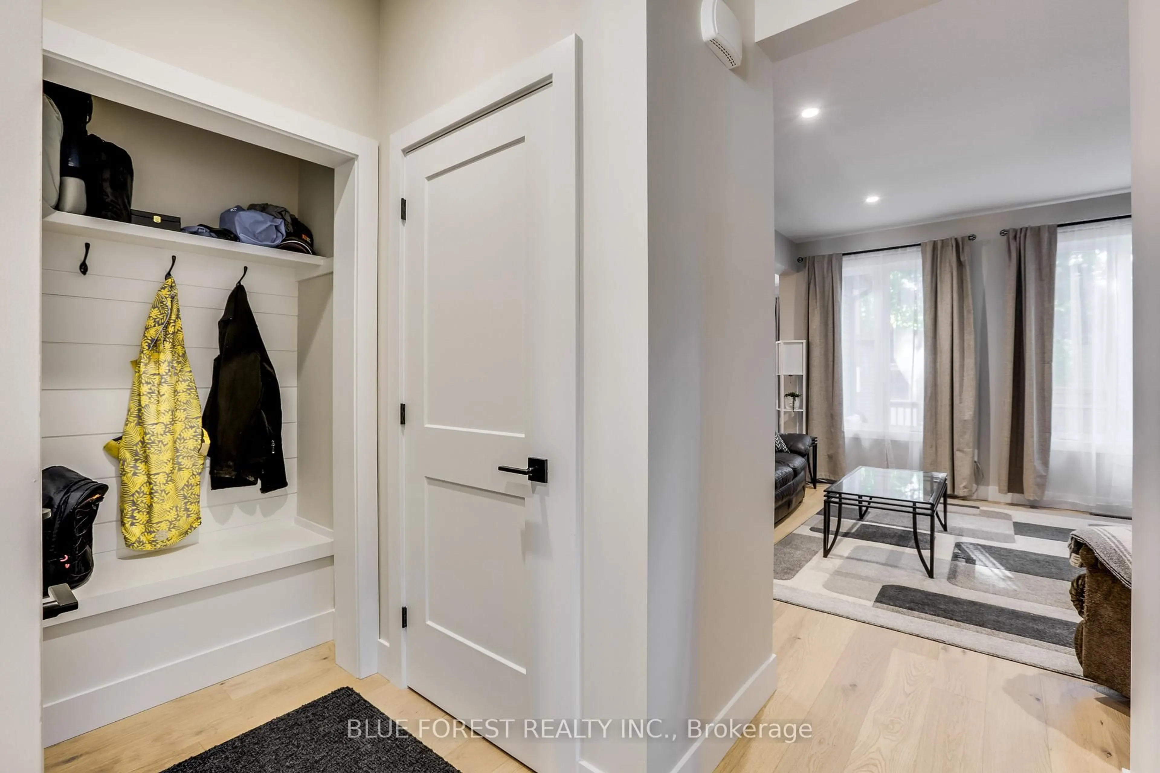 Indoor entryway for 146 CONCESSION St, Ingersoll Ontario N5C 3K8