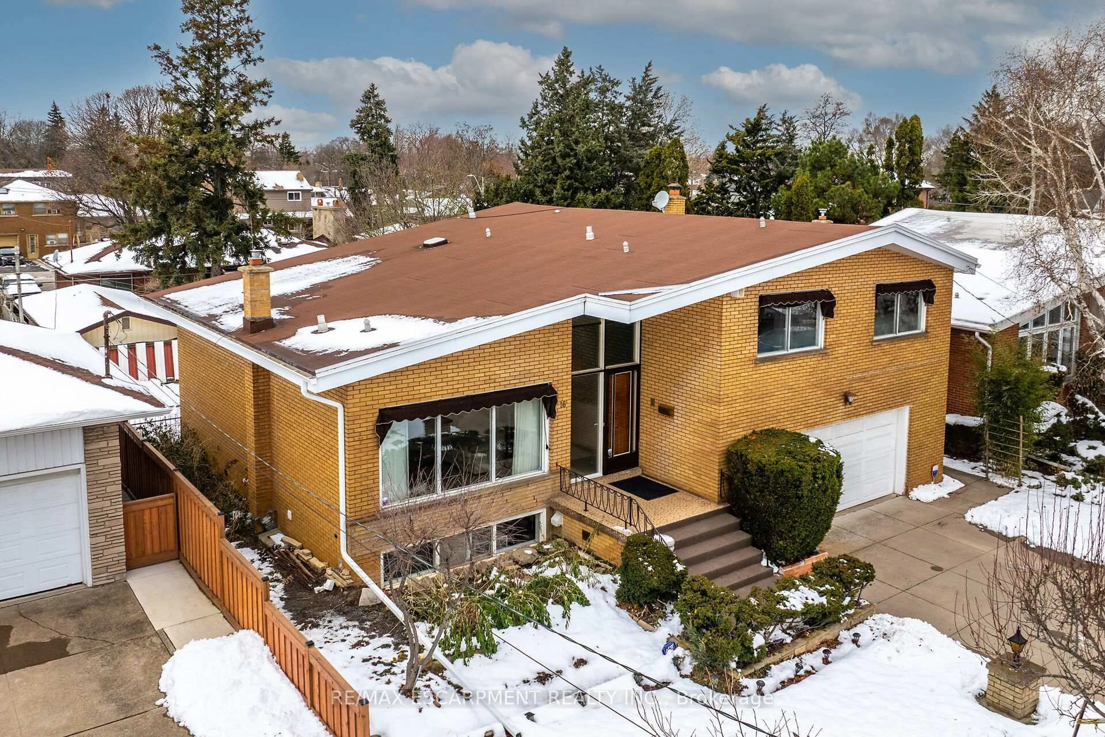 A pic from outside/outdoor area/front of a property/back of a property/a pic from drone, street for 16 Southill Dr, Hamilton Ontario L9A 3K5