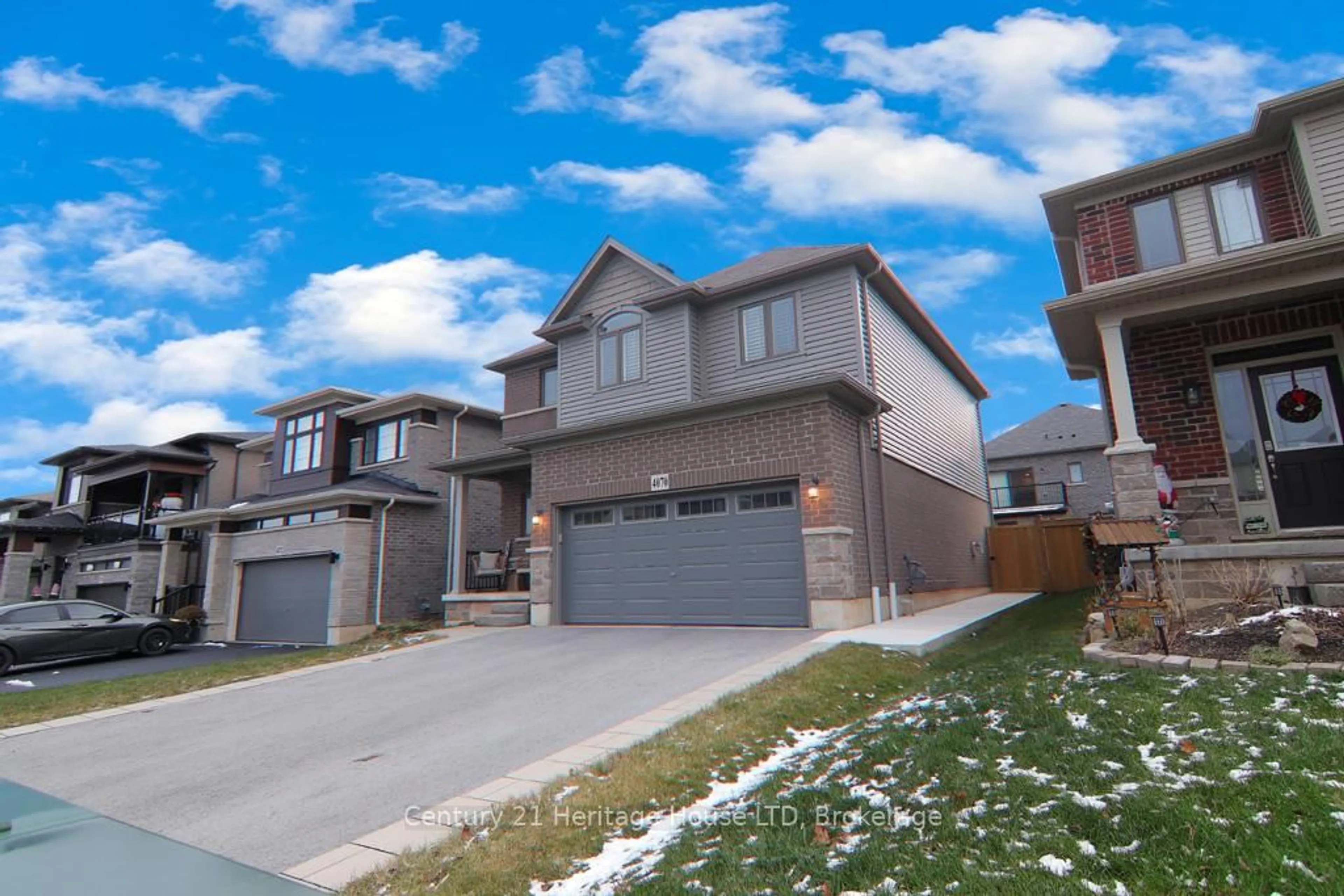 A pic from outside/outdoor area/front of a property/back of a property/a pic from drone, street for 4070 Thomas St, Lincoln Ontario L3J 0S5