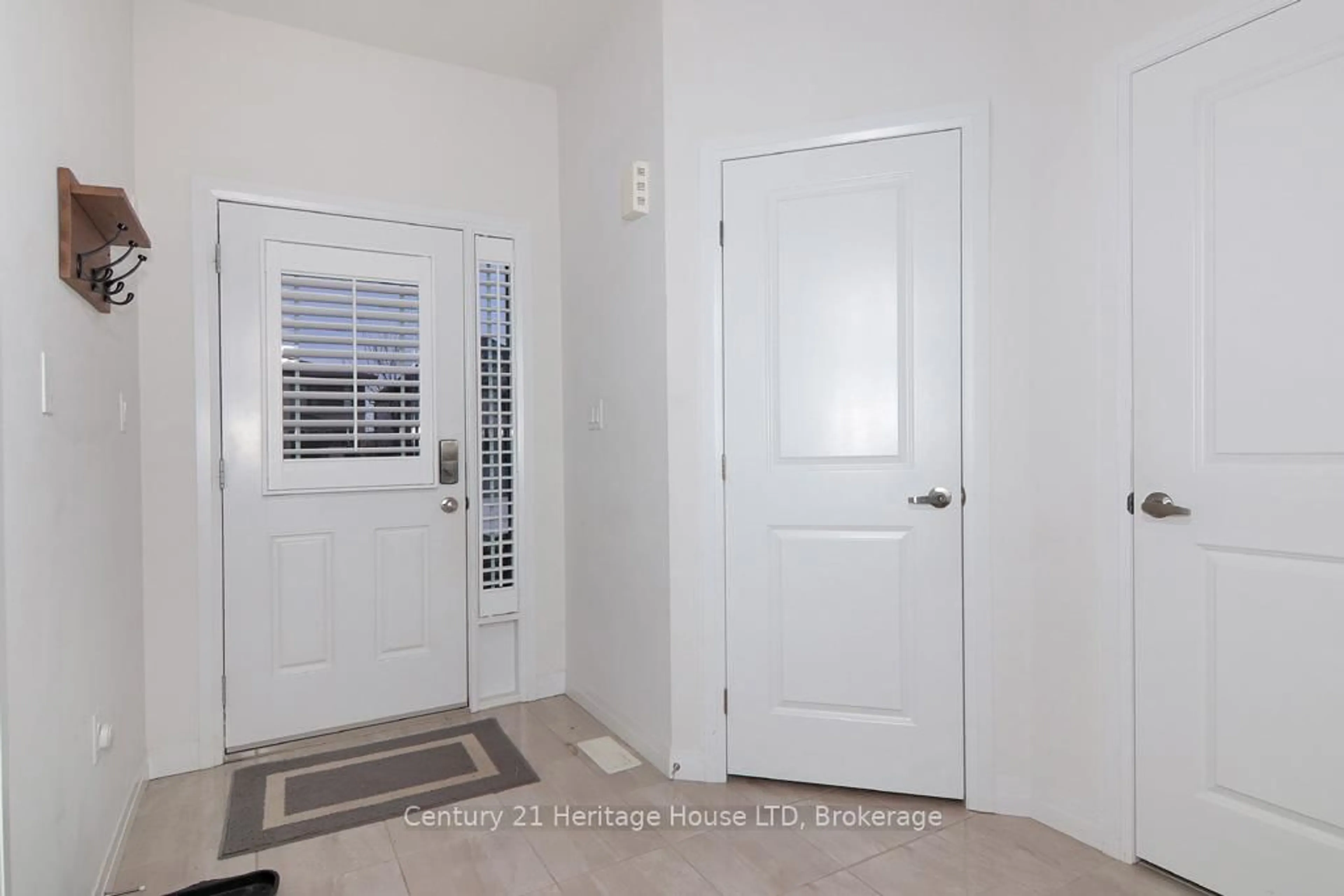 Indoor entryway for 4070 Thomas St, Lincoln Ontario L3J 0S5