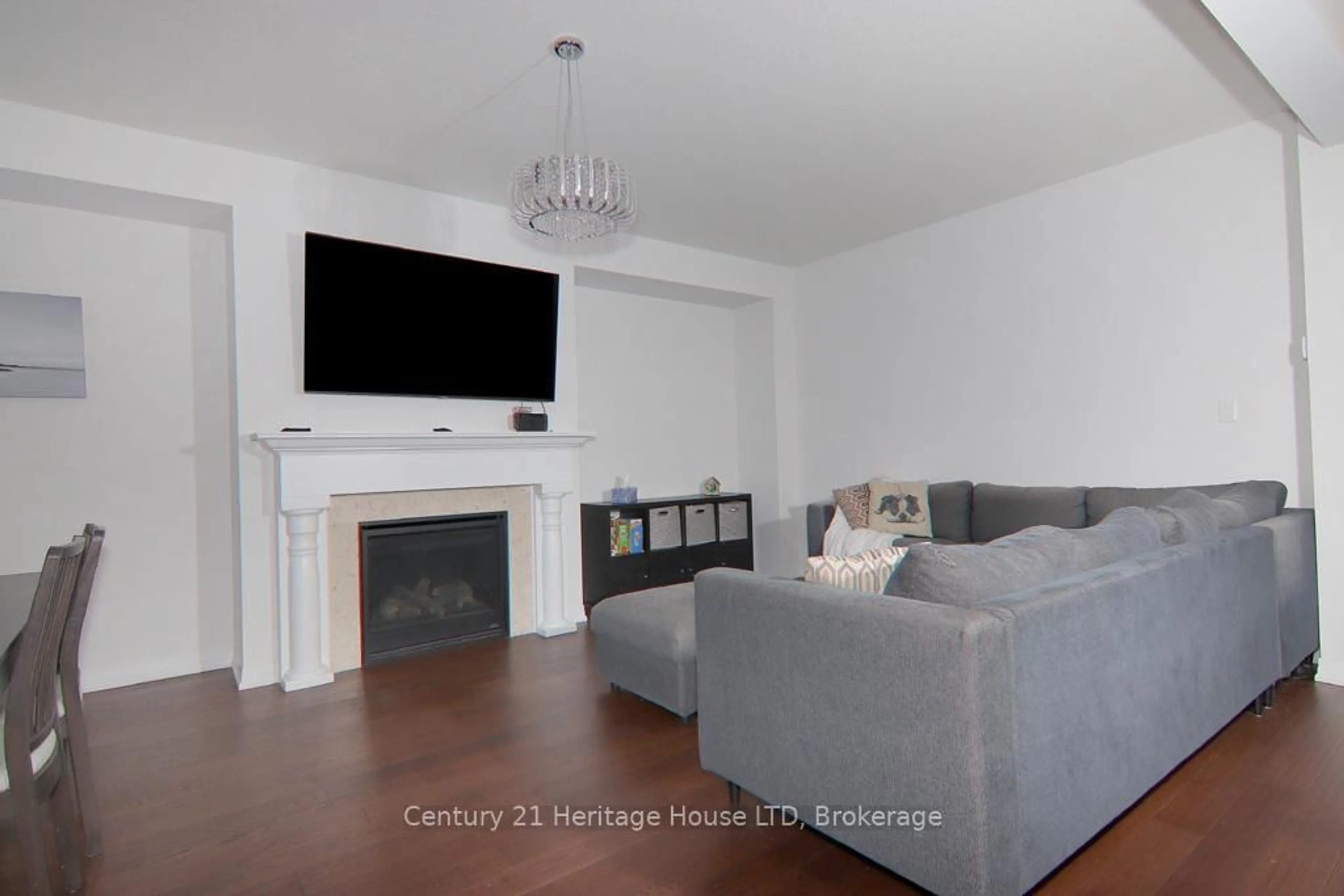 Living room with furniture, wood/laminate floor for 4070 Thomas St, Lincoln Ontario L3J 0S5