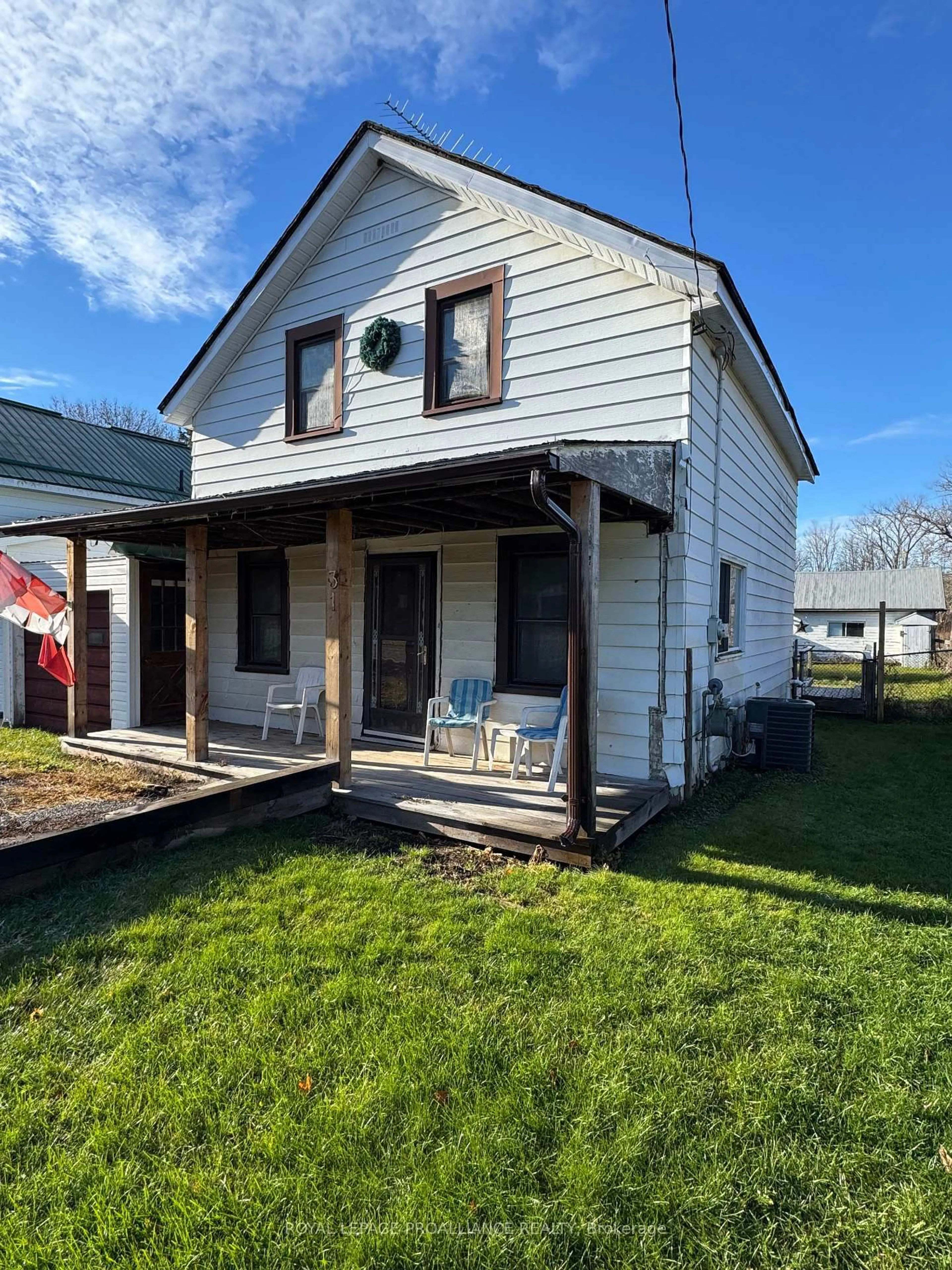 Home with vinyl exterior material, building for 31 O'Brien St, Limoges Ontario K0K 2M0