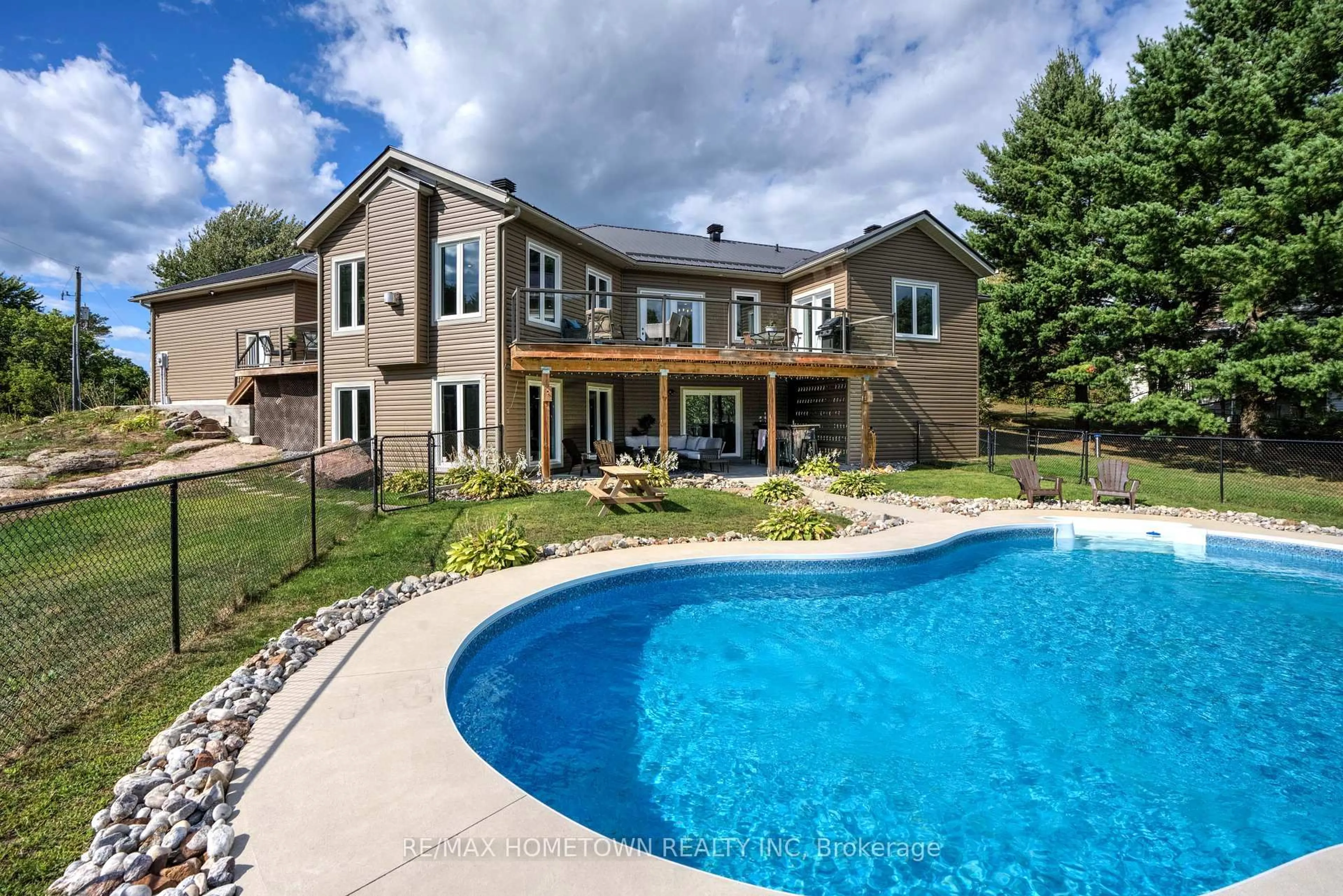 Pool for 303 OLD LILY BAY Rd, Elizabethtown-Kitley Ontario K6V 5T3