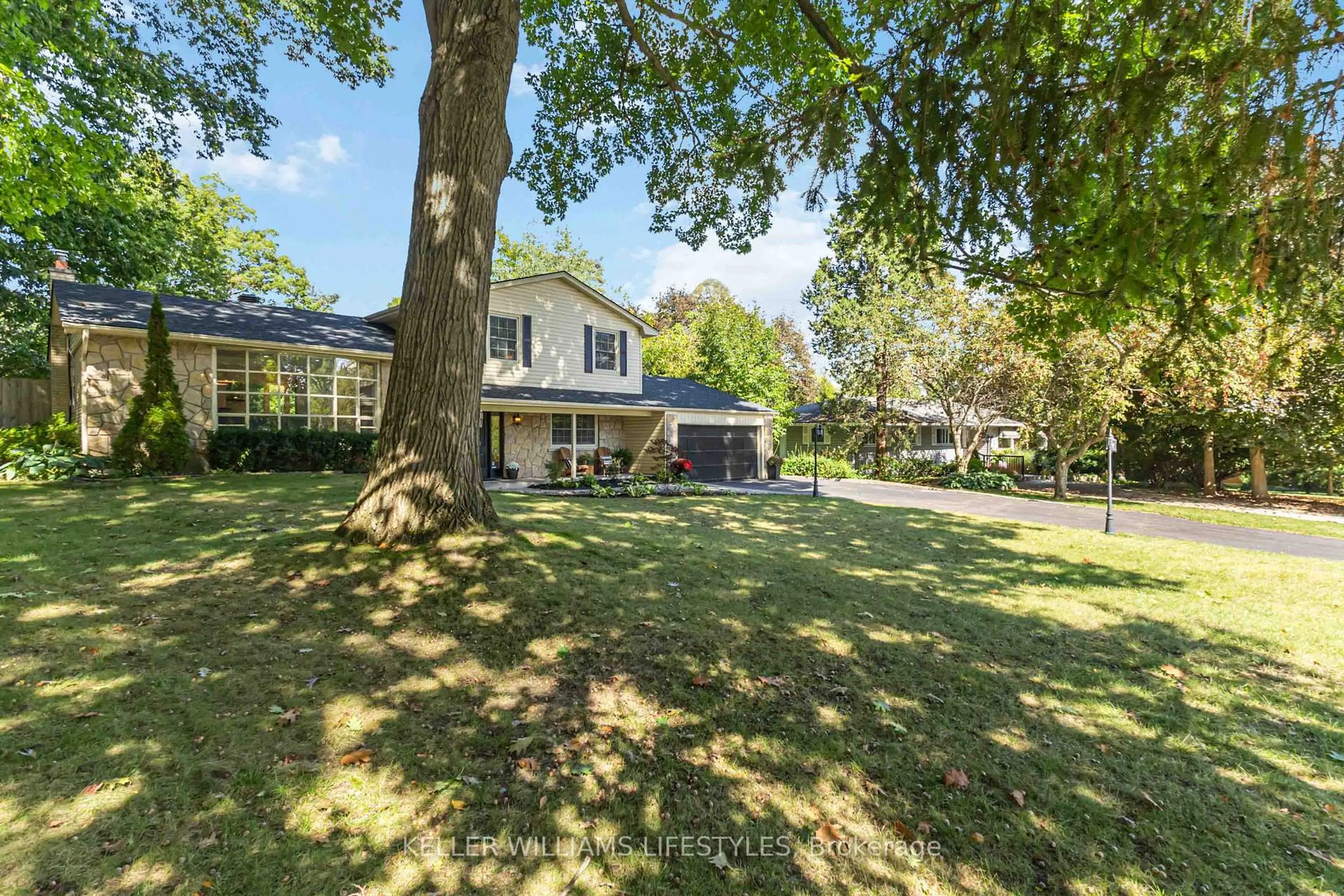 A pic from outside/outdoor area/front of a property/back of a property/a pic from drone, street for 29 Park Lane Crt, London South Ontario N6K 1Z6