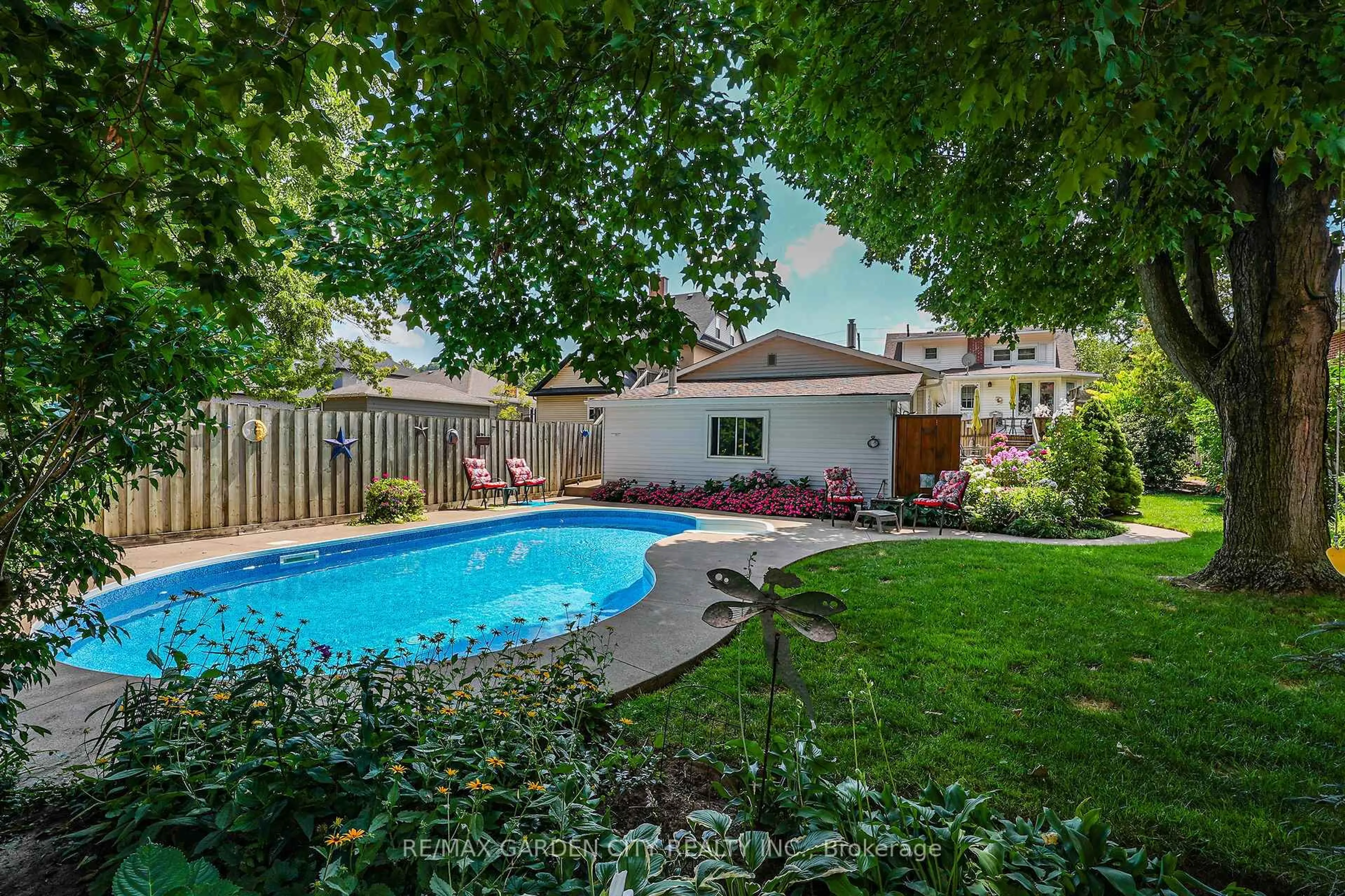 Pool for 110 Livingston Ave, Grimsby Ontario L3M 1L6