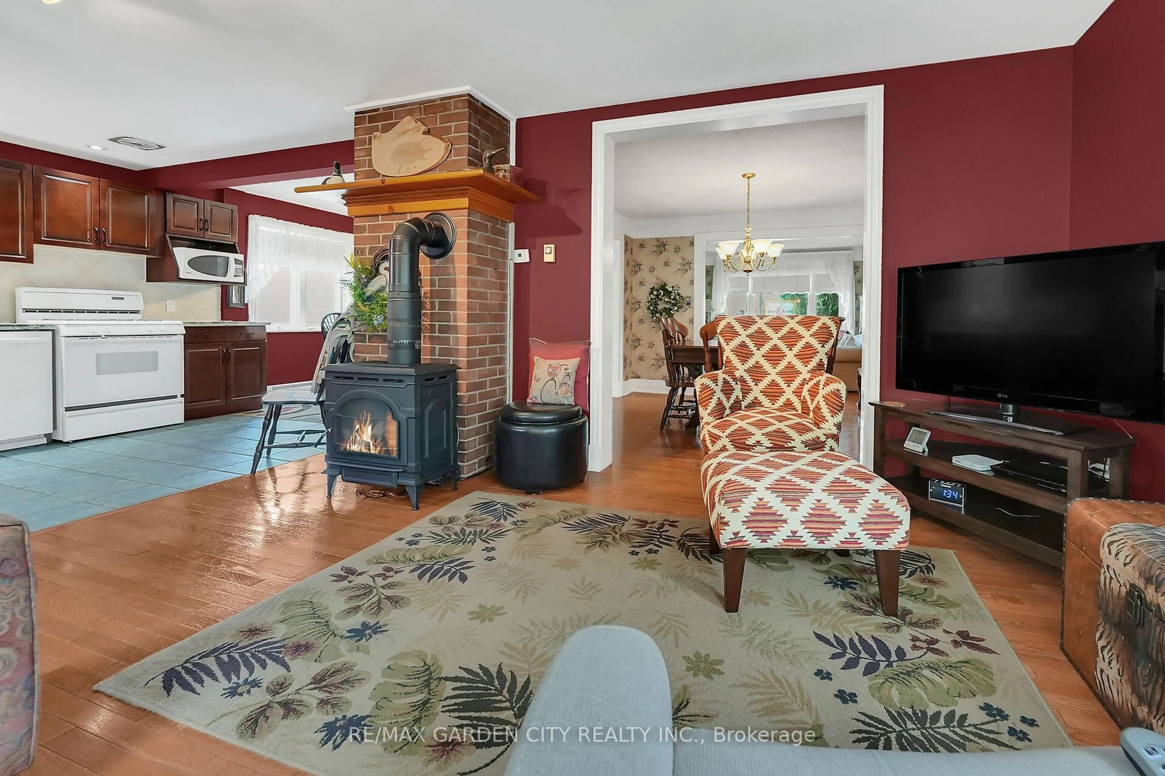 Living room with furniture, unknown for 110 Livingston Ave, Grimsby Ontario L3M 1L6