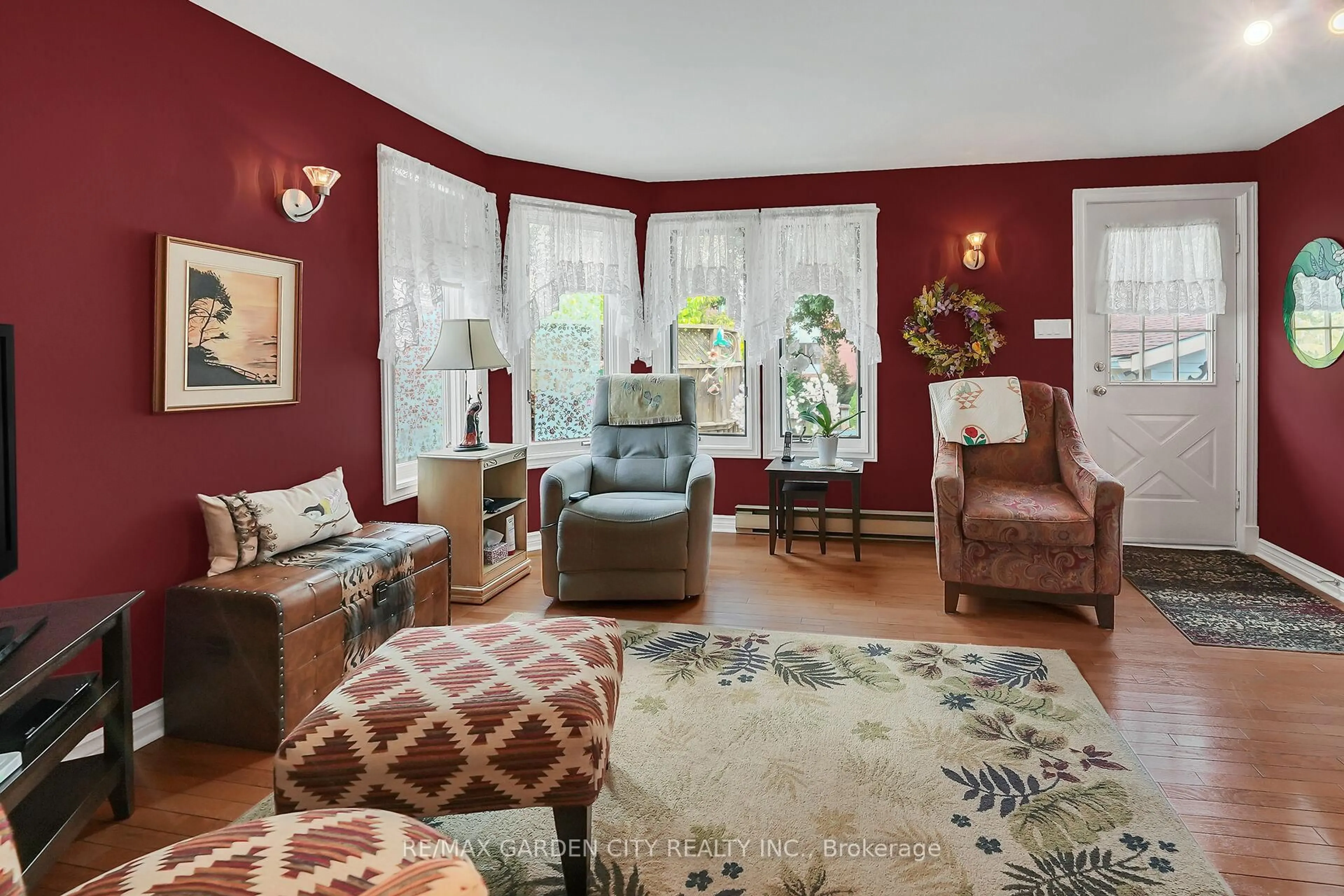 Living room with furniture, unknown for 110 Livingston Ave, Grimsby Ontario L3M 1L6