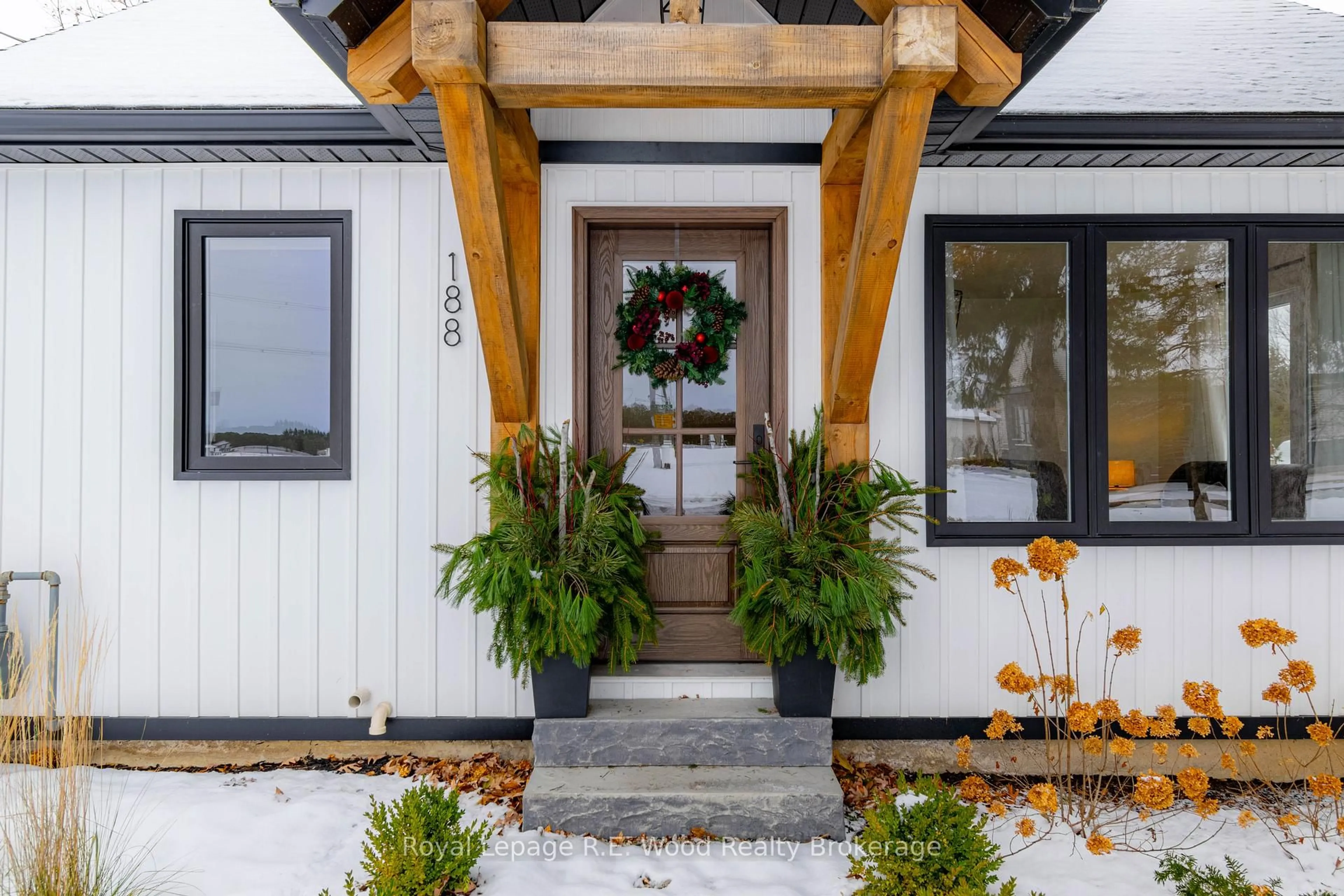 Indoor entryway for 188 John St, Norwich Ontario N0J 1R0