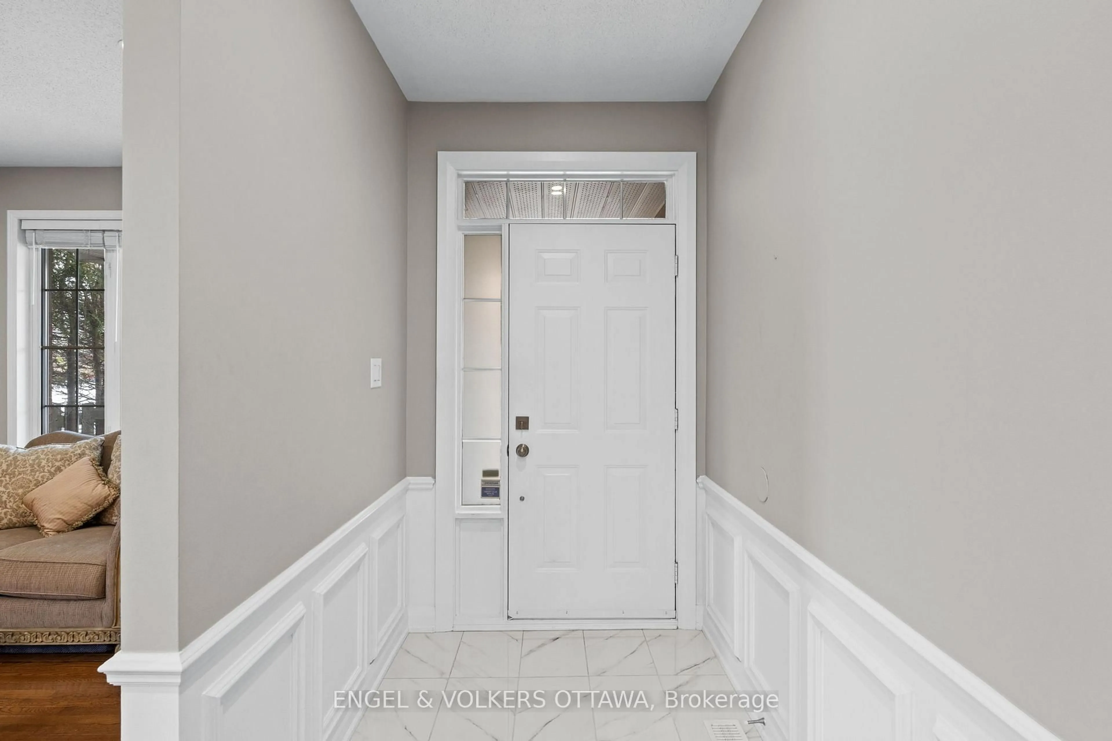 Indoor entryway for 2931 Shadow Hill Cres, Ottawa Ontario K1T 3Y9
