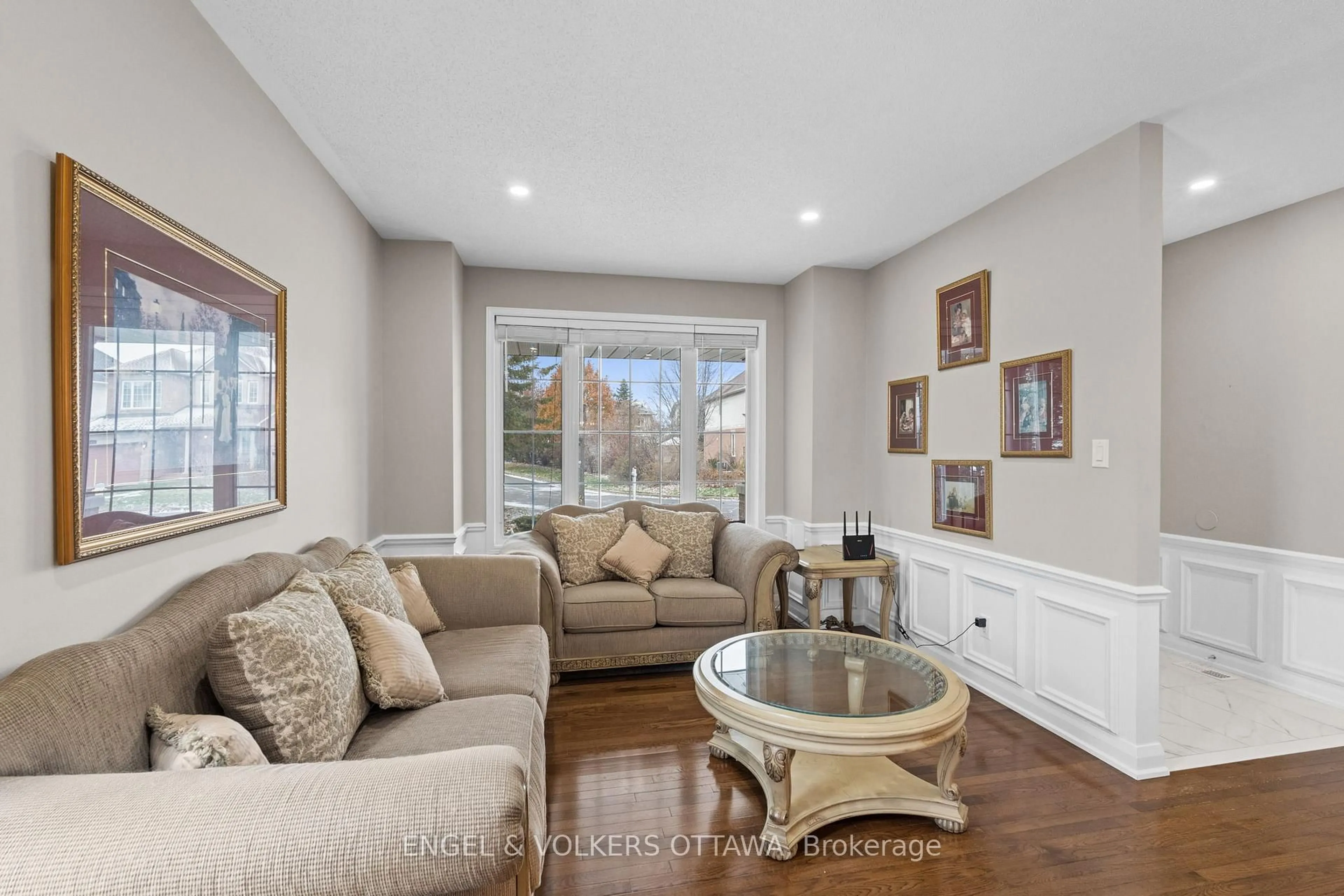 Living room with furniture, unknown for 2931 Shadow Hill Cres, Ottawa Ontario K1T 3Y9