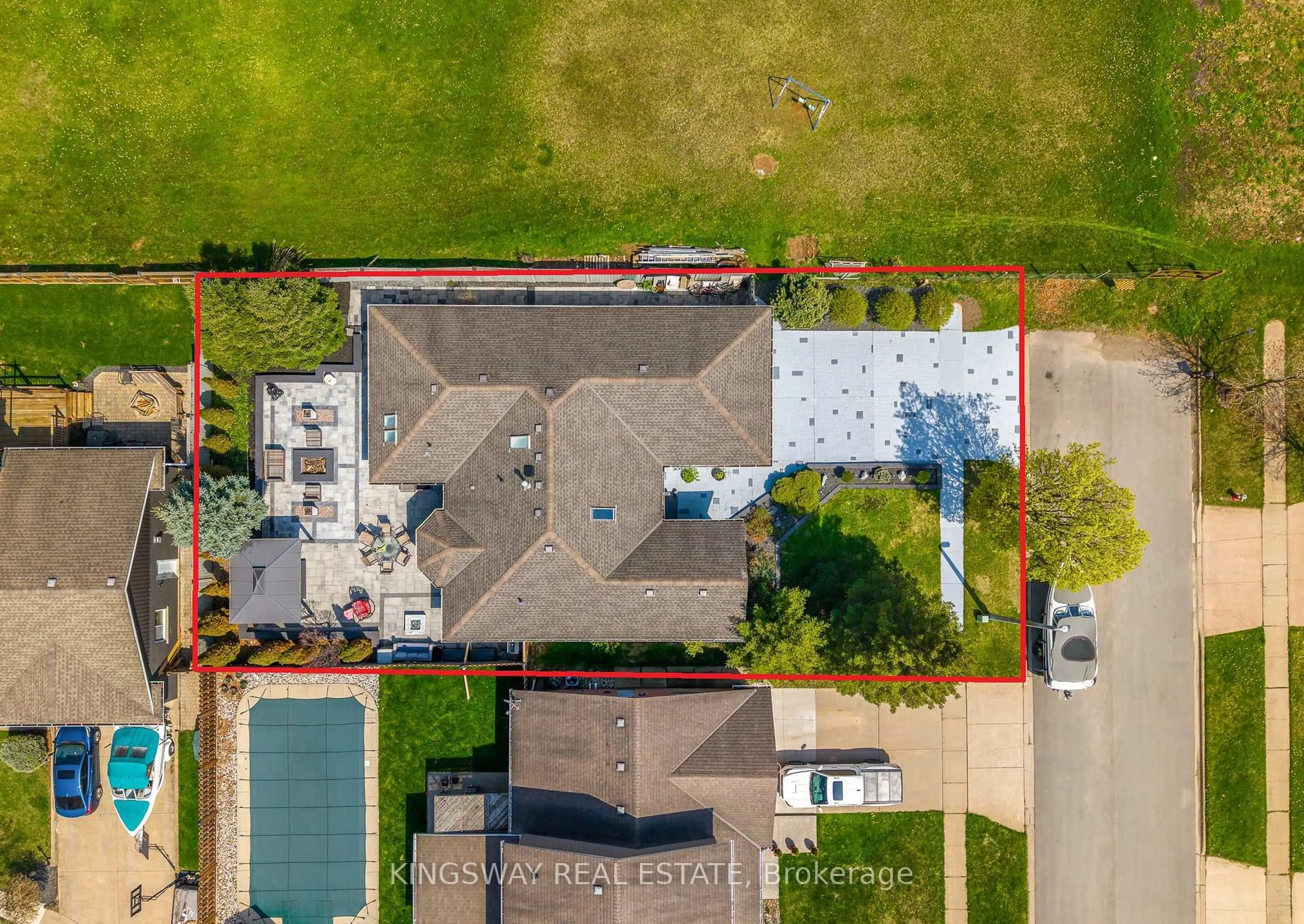 A pic from outside/outdoor area/front of a property/back of a property/a pic from drone, street for 202 Michael Dr, Welland Ontario L3C 7B8