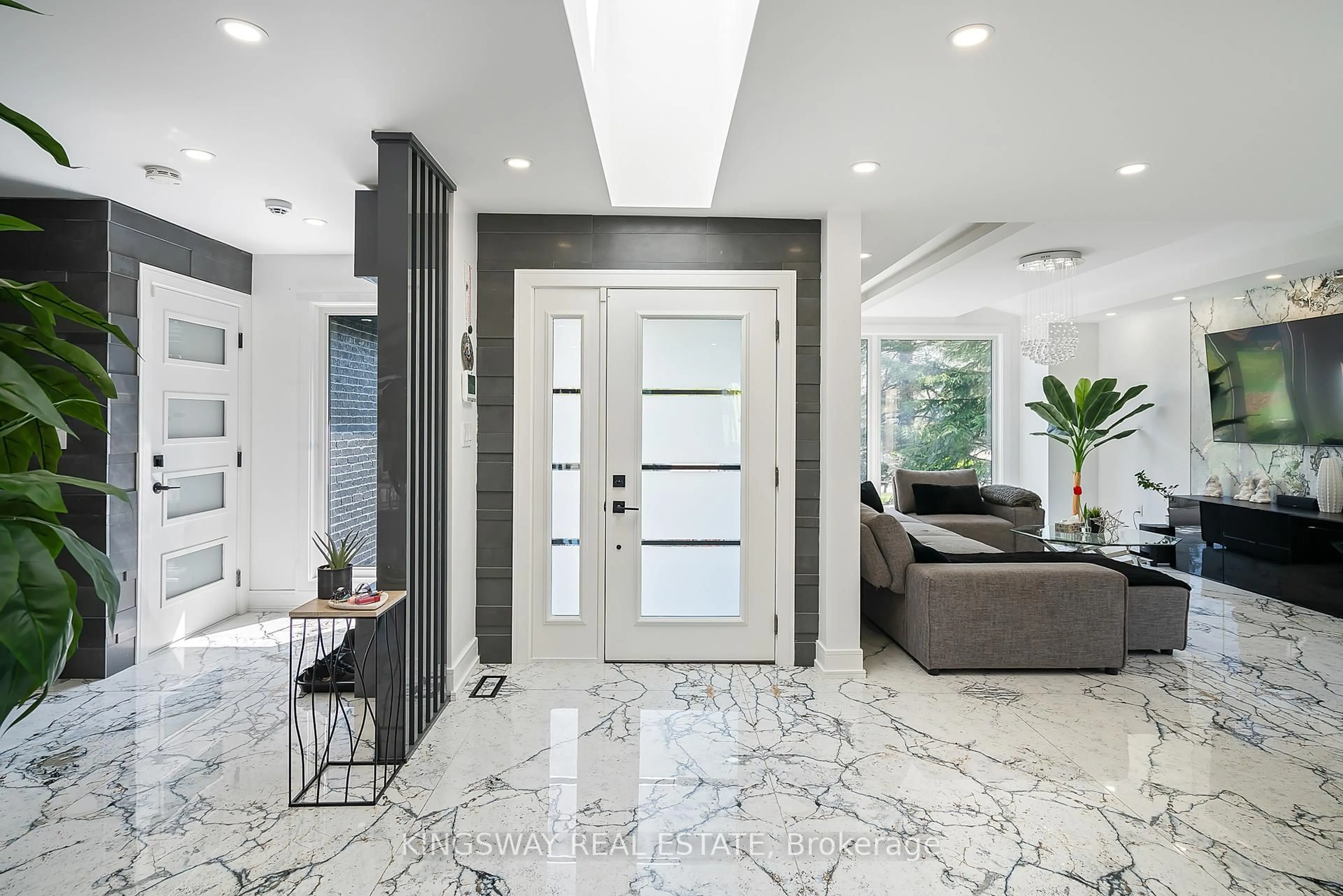 Indoor entryway for 202 Michael Dr, Welland Ontario L3C 7B8