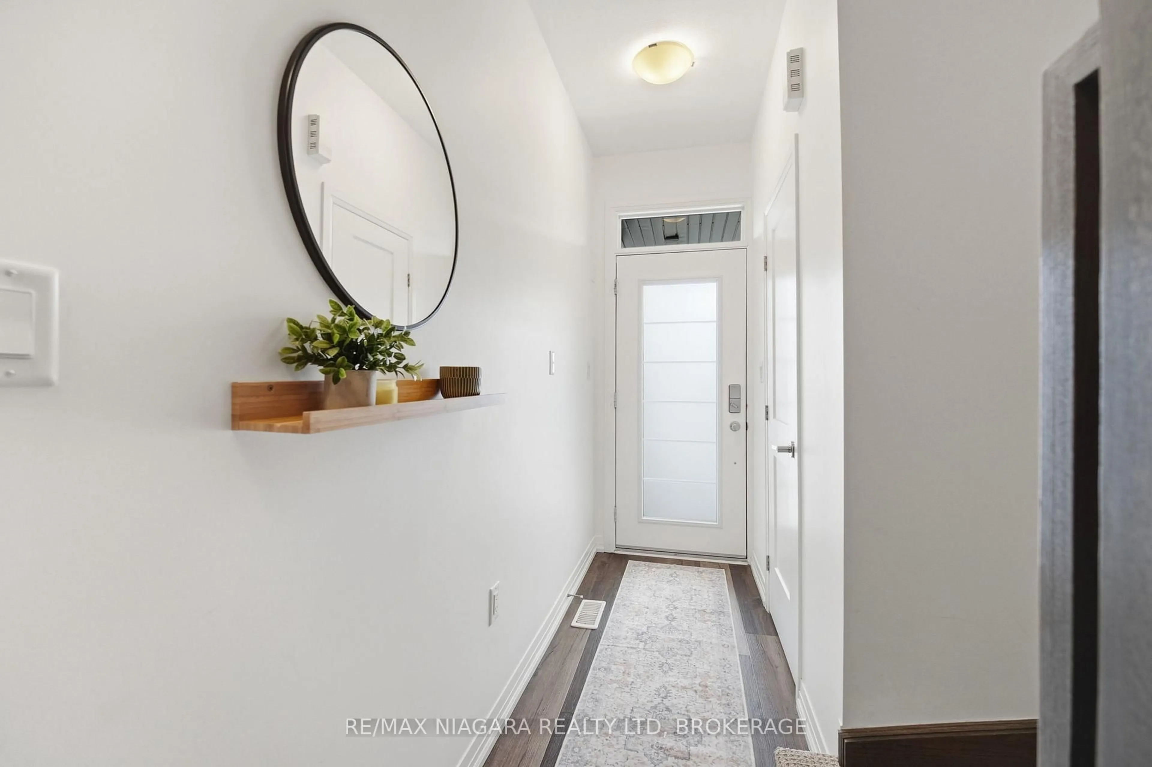 Indoor entryway for 4004 Crown St, Lincoln Ontario L3J 0S6