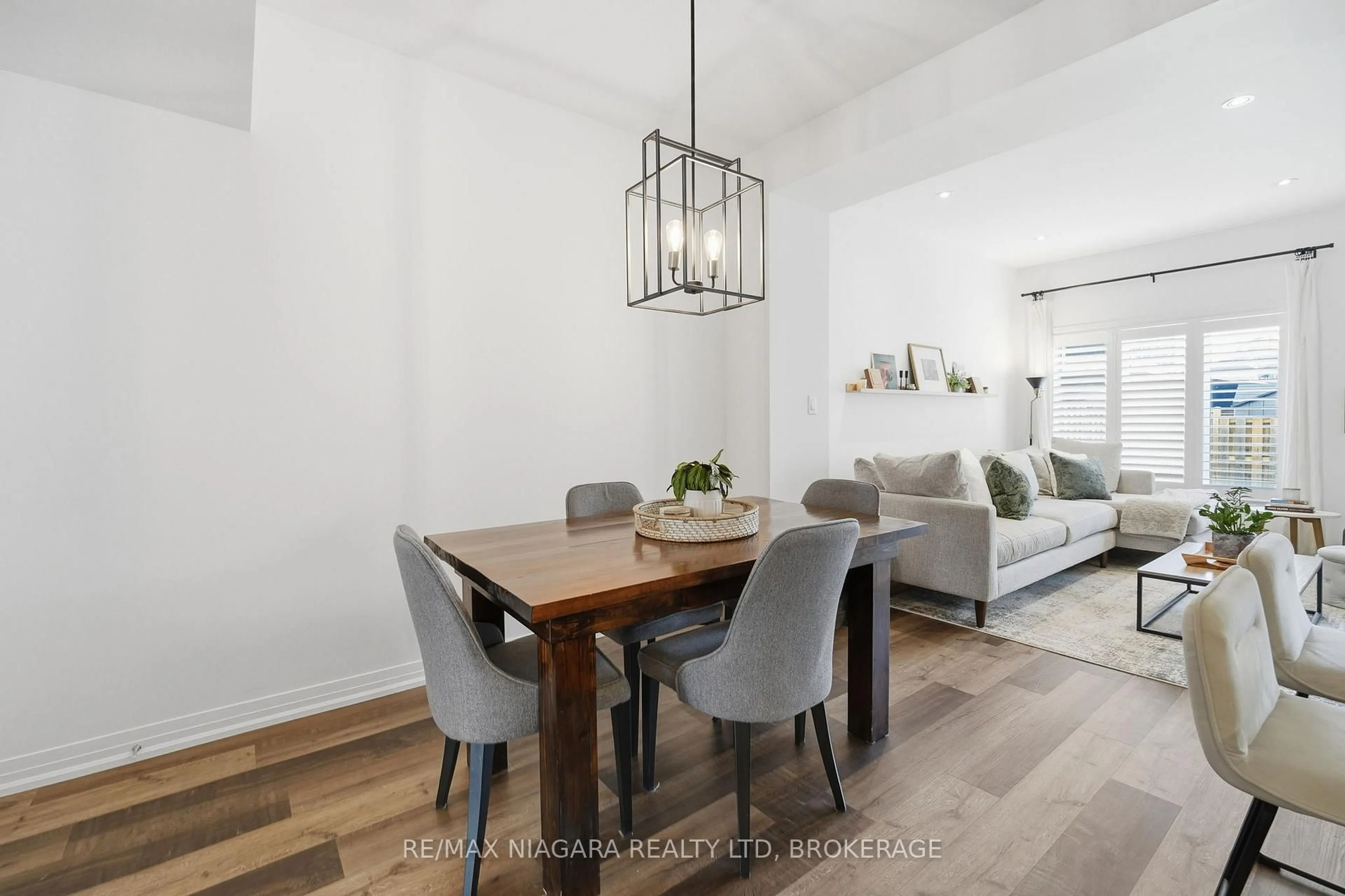 Dining room, wood/laminate floor for 4004 Crown St, Lincoln Ontario L3J 0S6