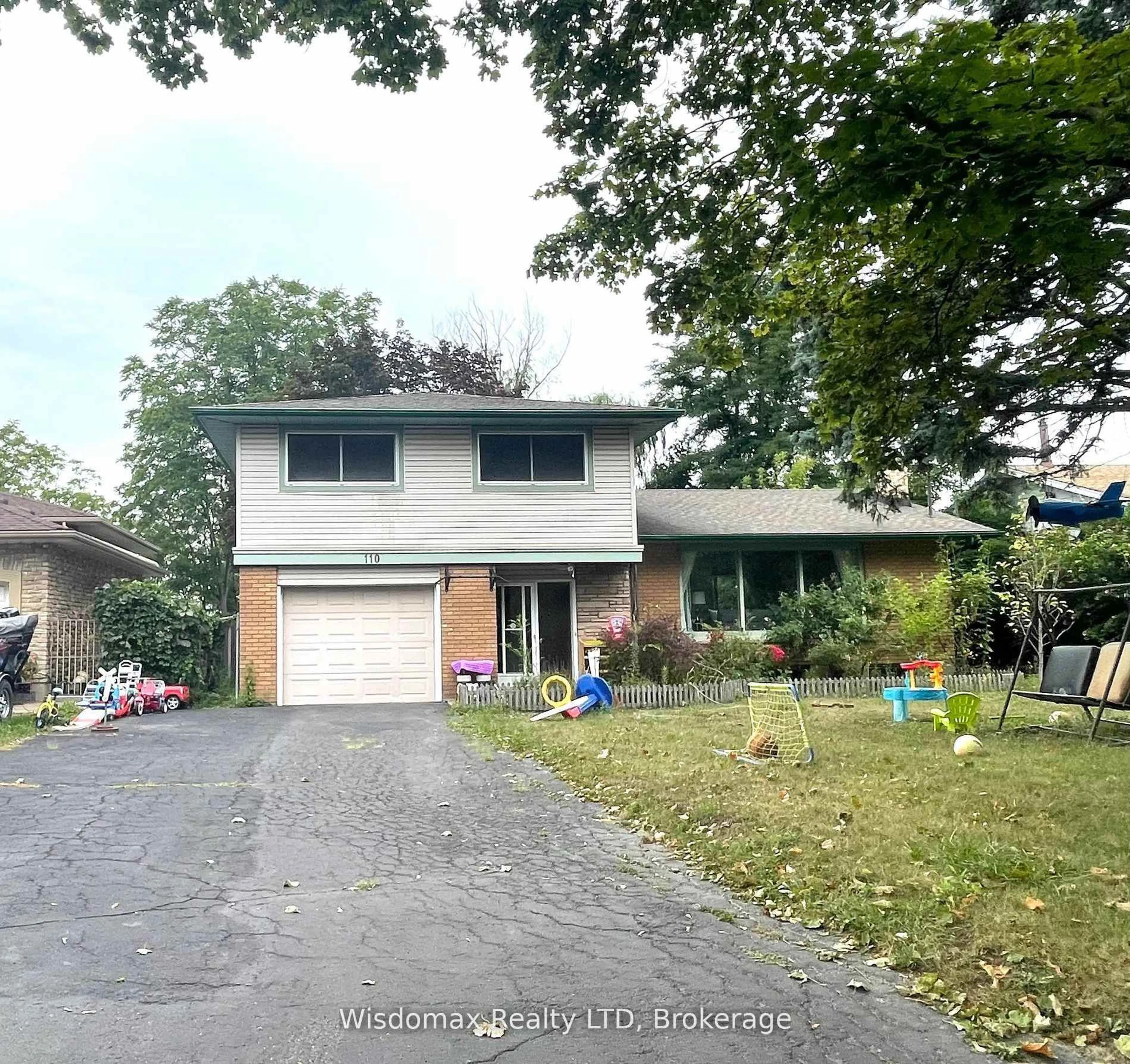 Home with vinyl exterior material, street for 110 Riverview Blvd, St. Catharines Ontario L2T 3M2